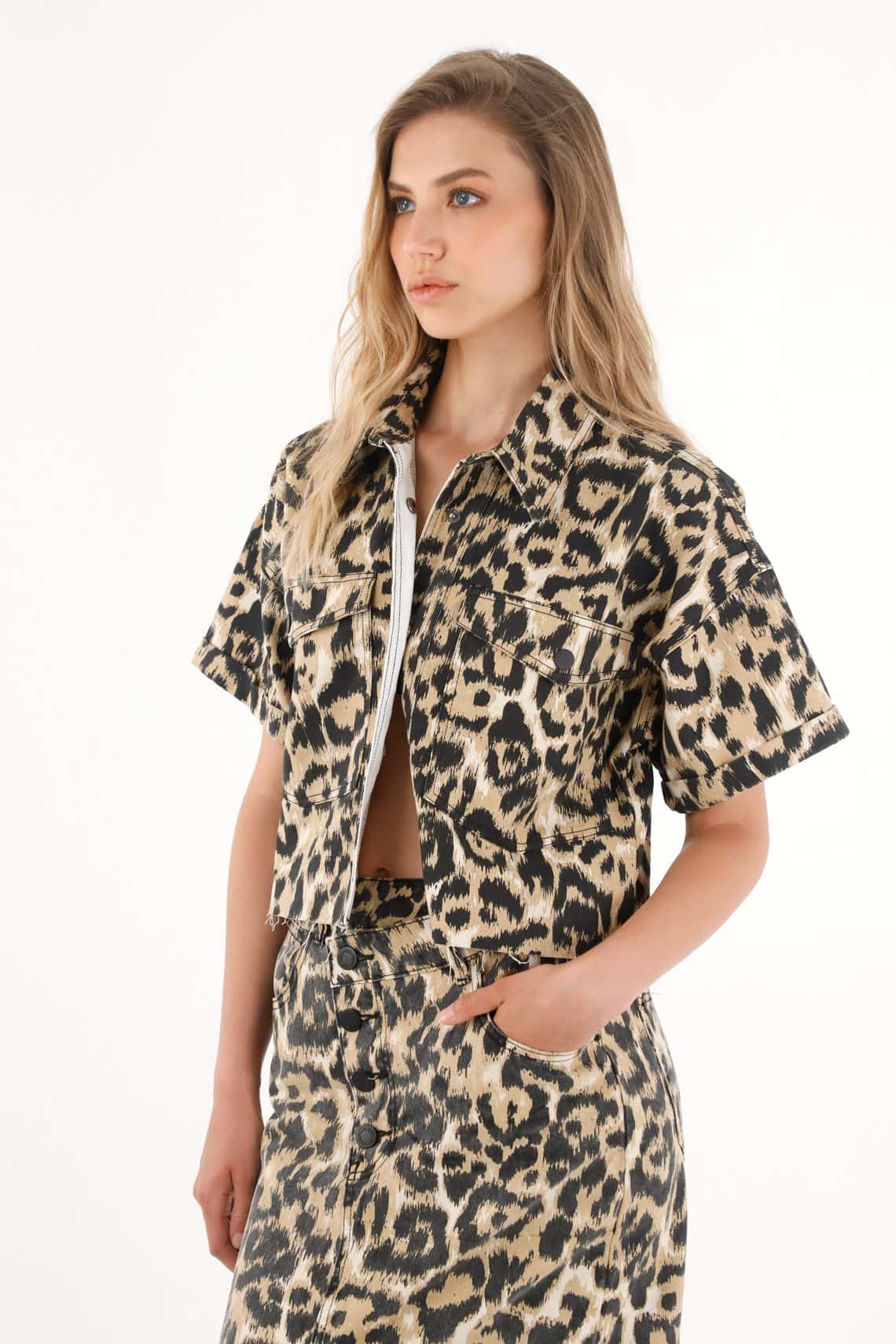 Camisa crop con estampado de animal print para mujer