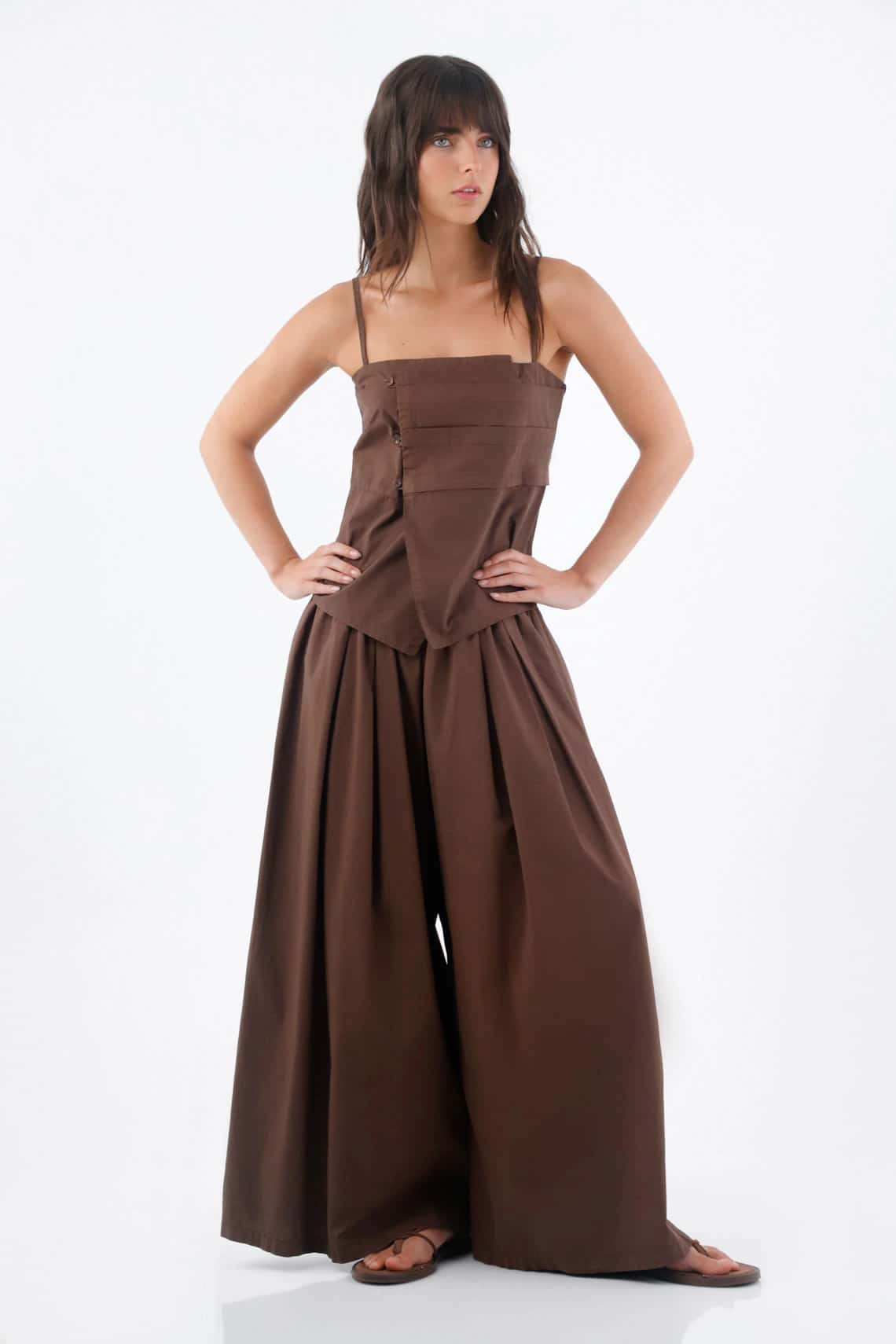 Top de tiras fit recto con botones lateral asimétrica en algodón color café para mujer
