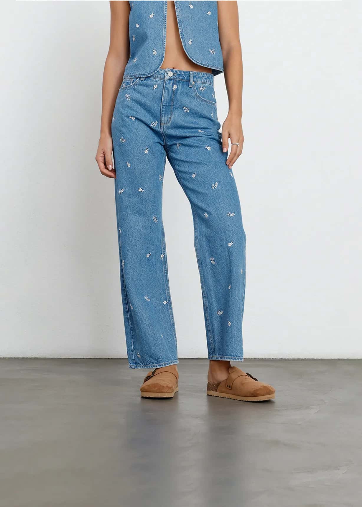 Jean Straight tiro alto con bordados de flores