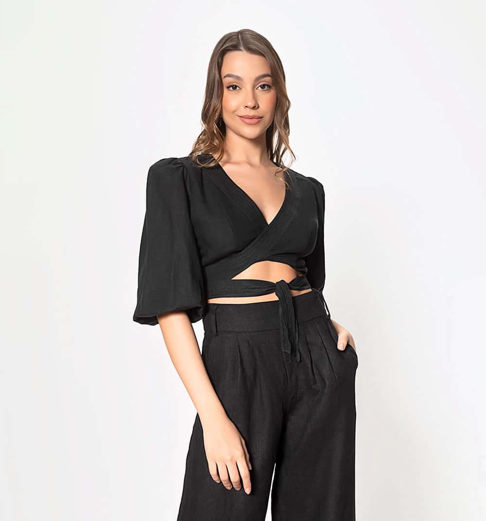 Blusa corta cruzada multiples pespuntes