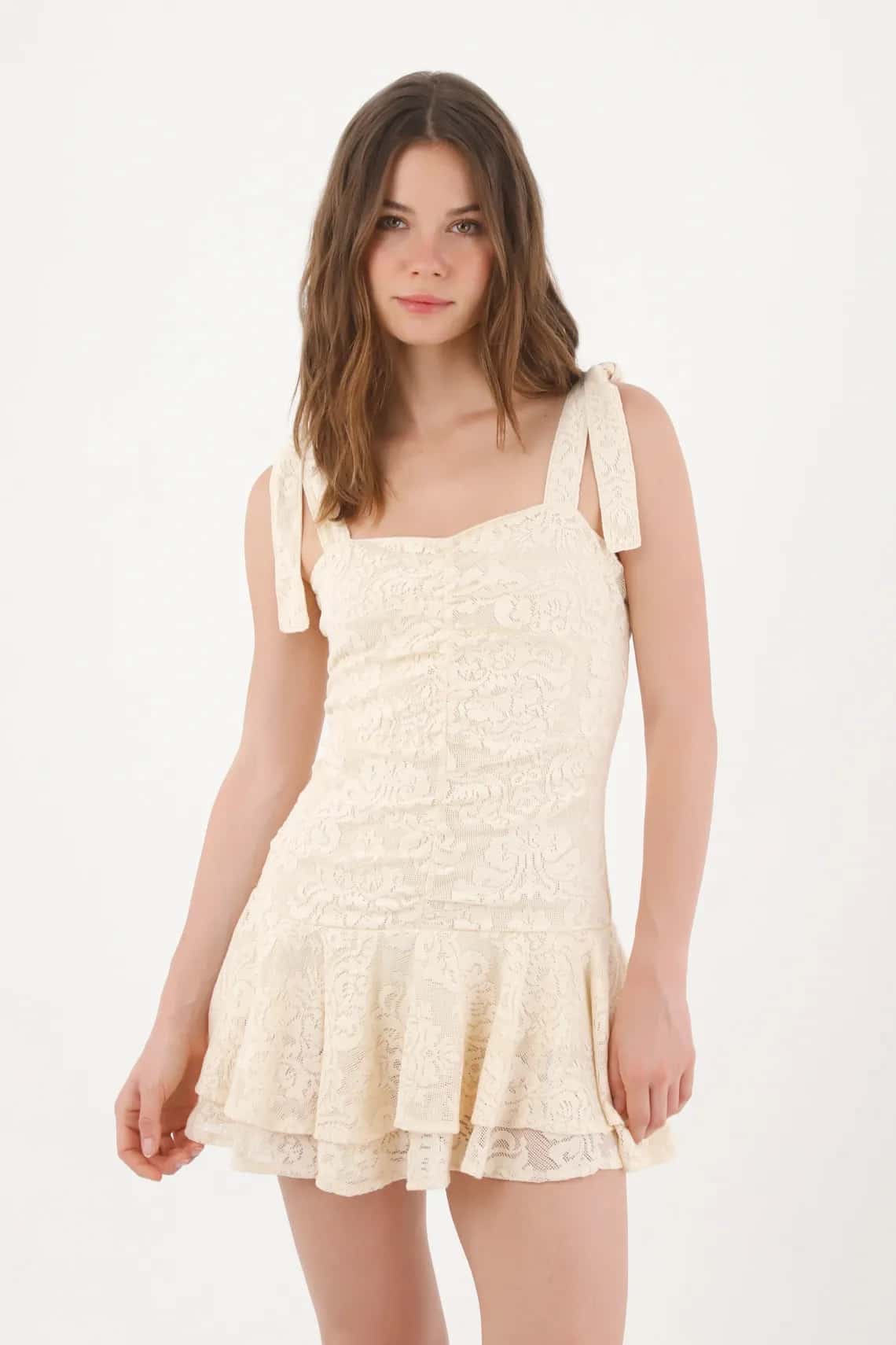 Vestido corto entallado con tirantes anudados en encaje crudo para mujer