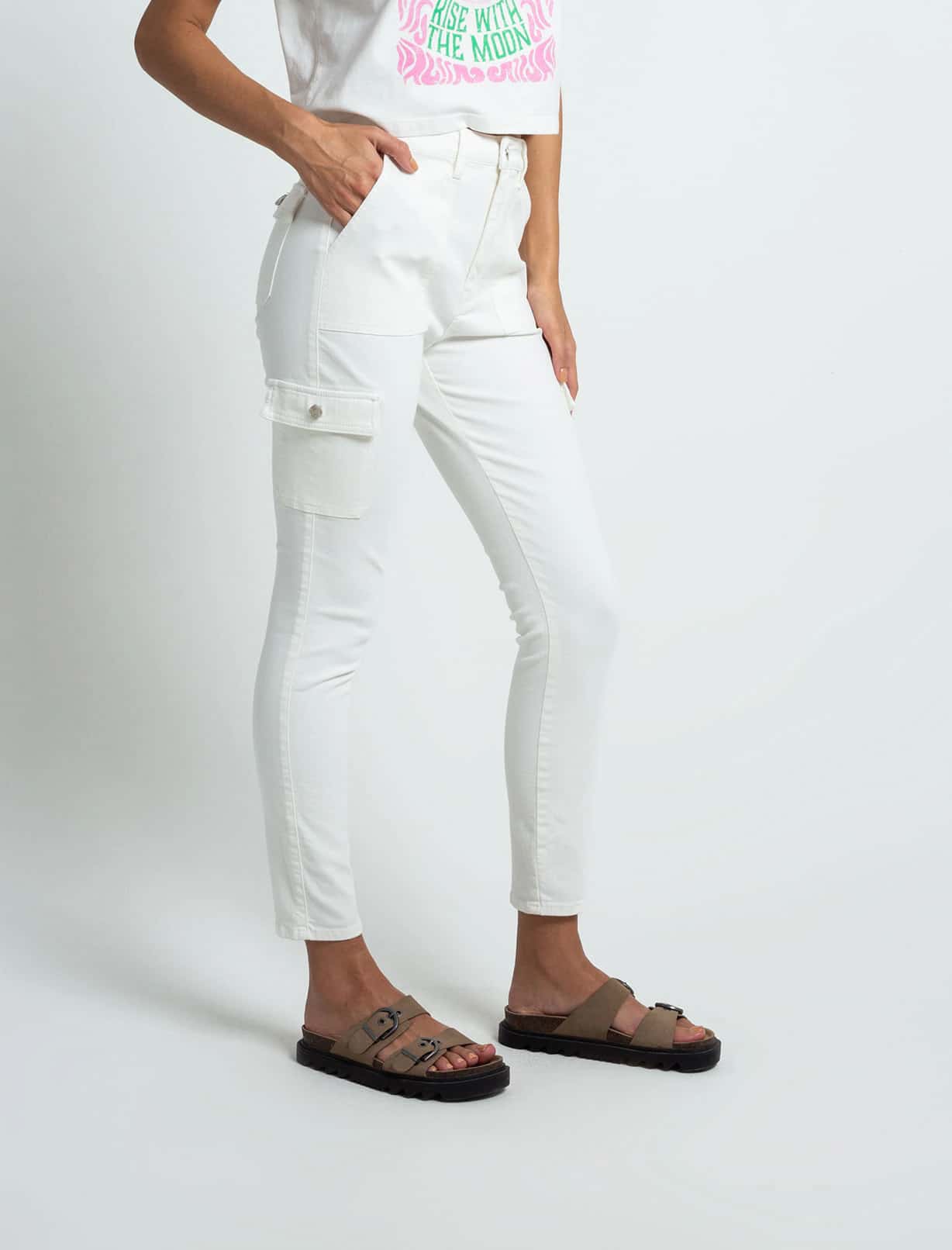 Pantalón de bolsillos con tapa