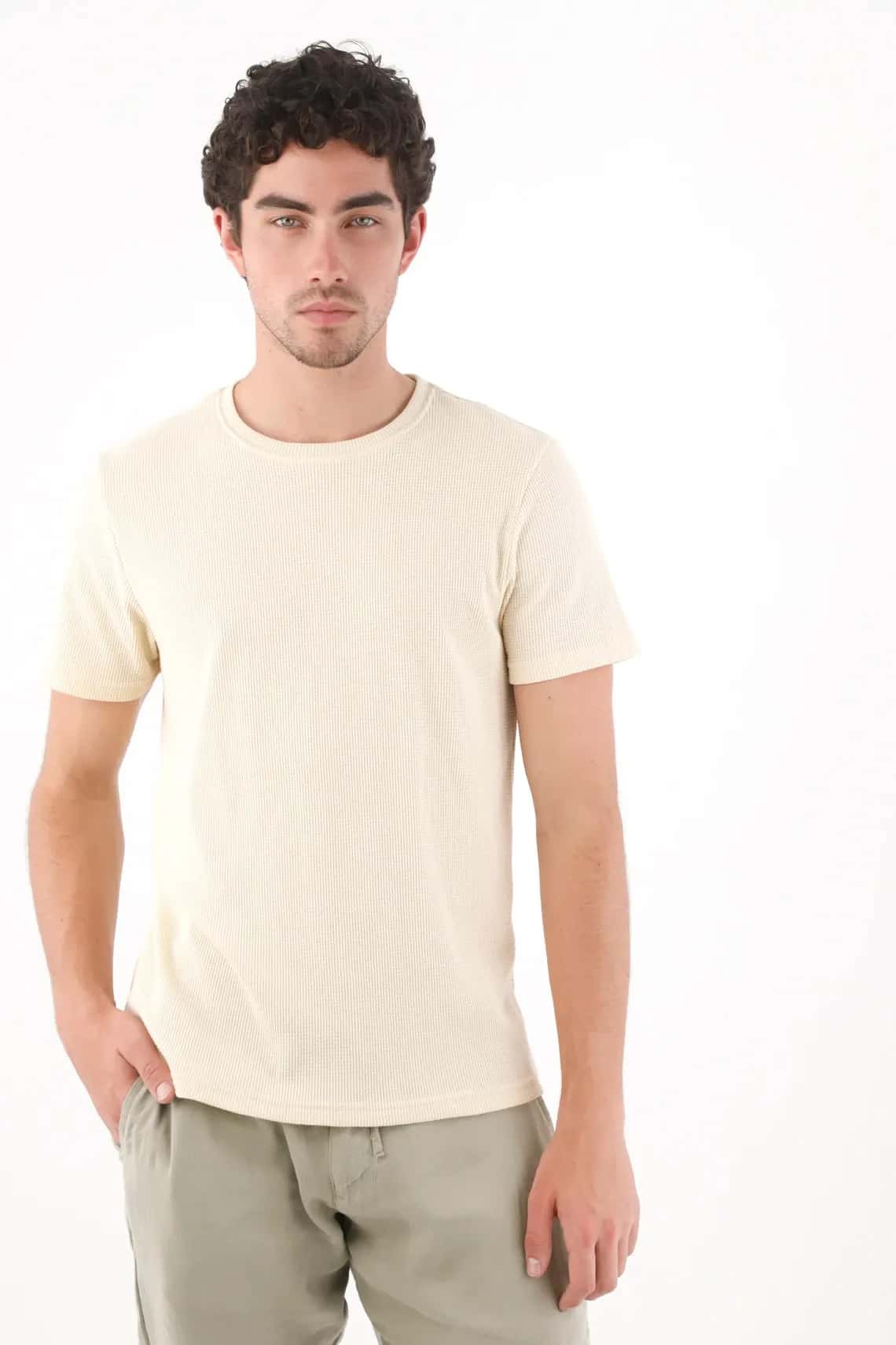 Camiseta regular fit con textura waffle de algodón beige para hombre