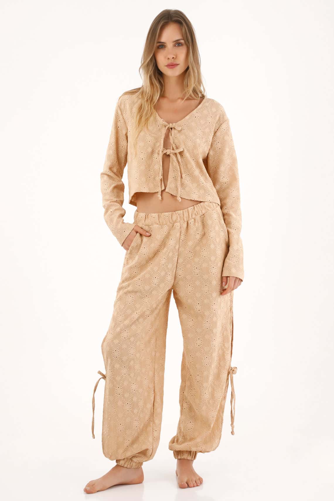 Pantalón Jogger bordado café para mujer