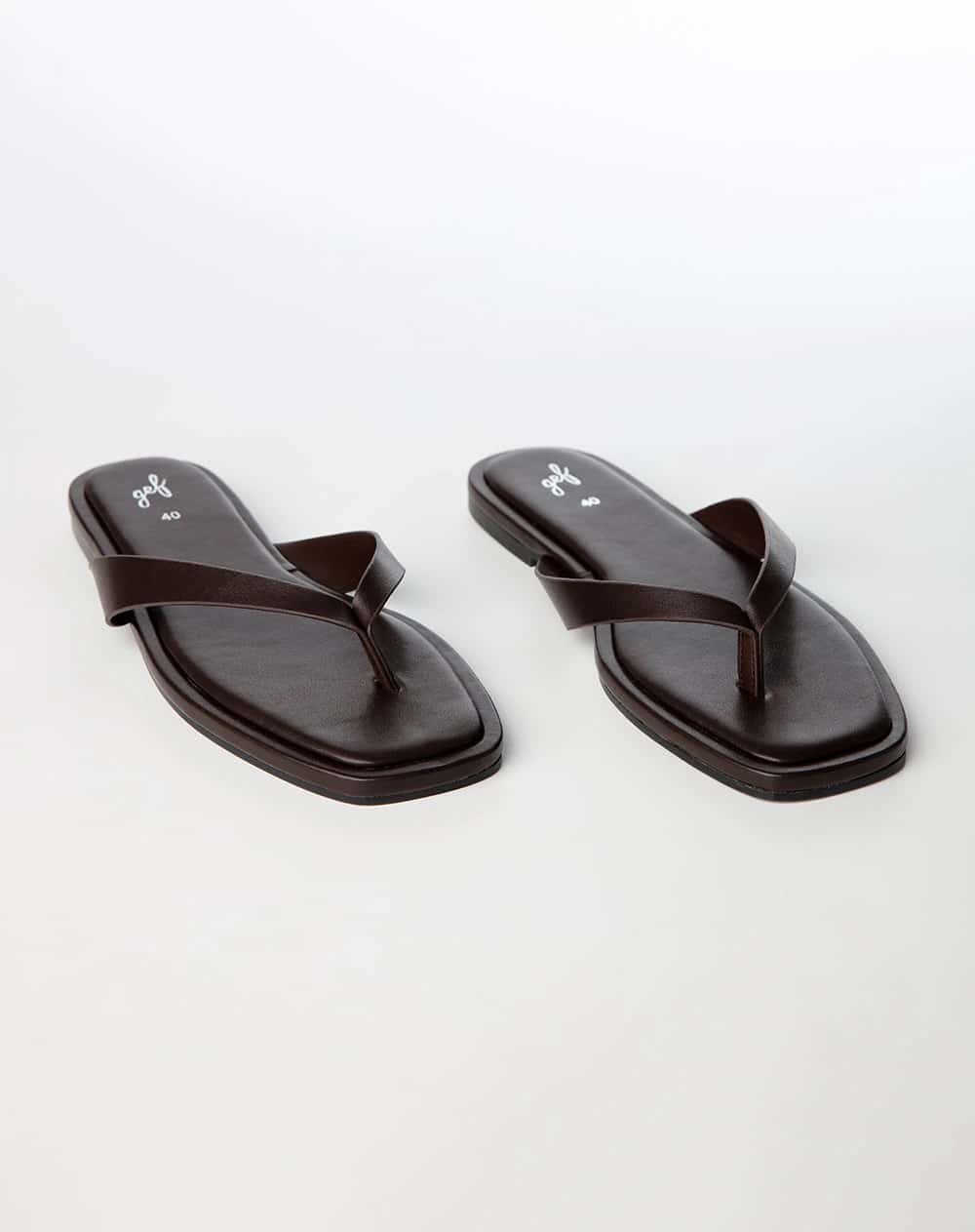 Sandalias planas café mujer