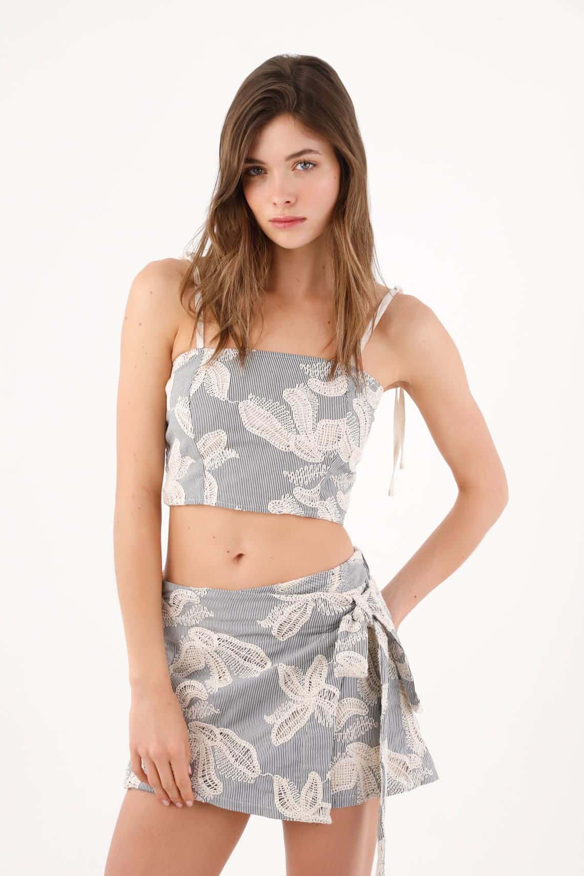 Top crop recto con florales bordados en algodón gris con blanco para mujer