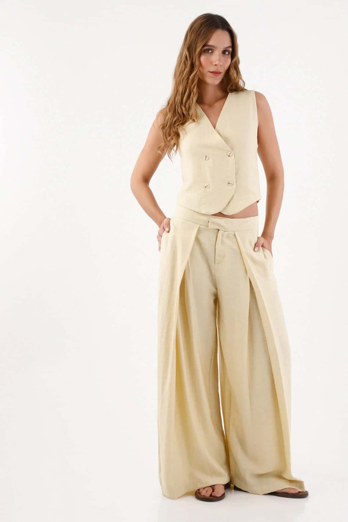 Pantalón para mujer de lino arena palazzo con pliegues frontales