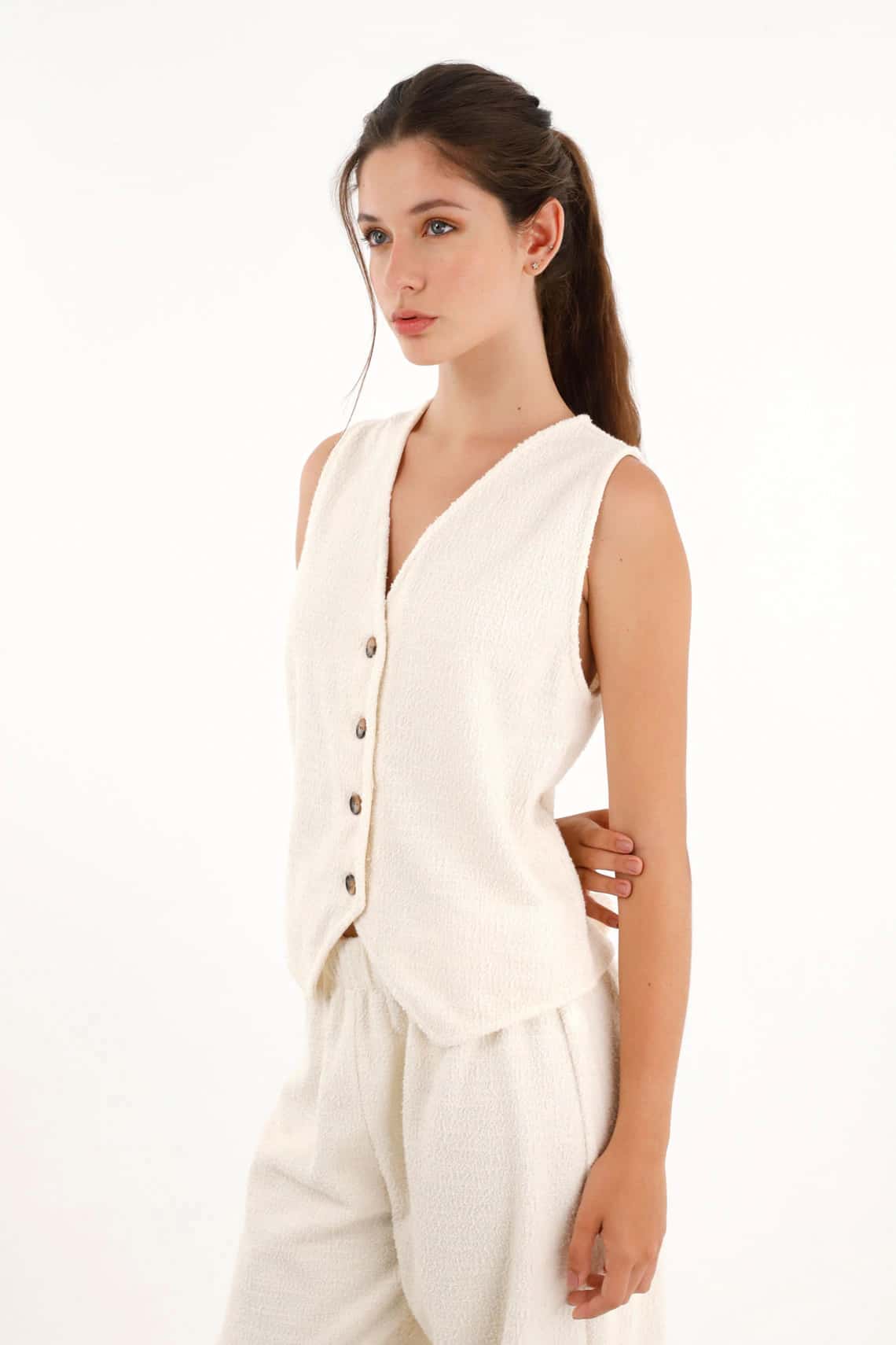 Chaleco tejido tipo tweed crudo para mujer