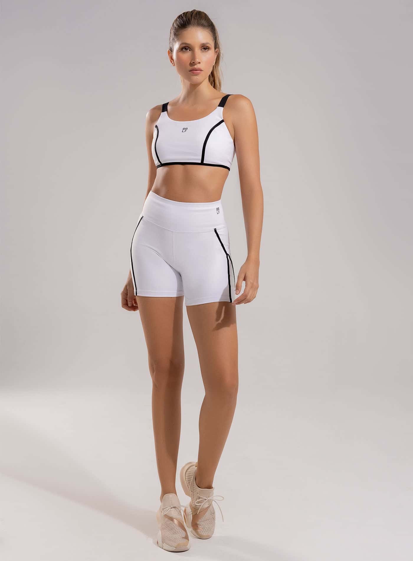 SHORT DEPORTIVO TELA SUPPLEX SESGOS EN CONTRASTE