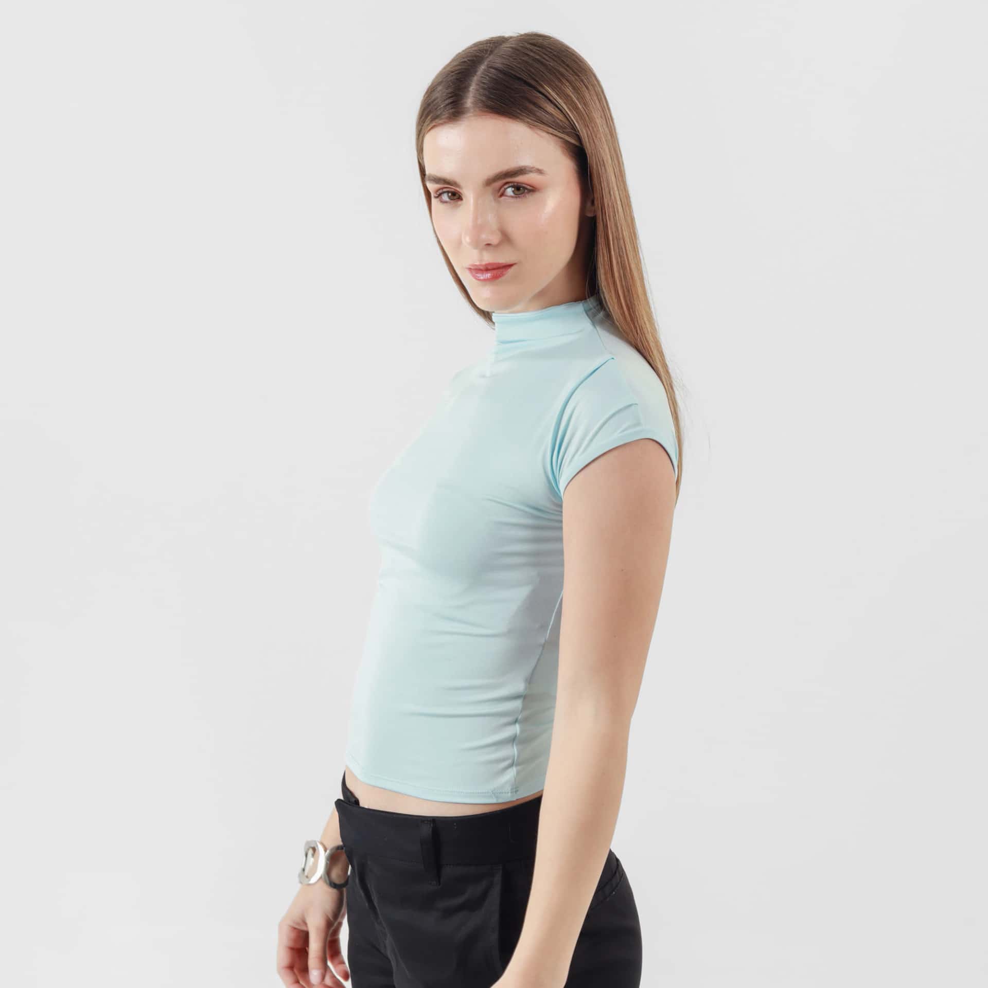 Camiseta básica cuello alto manga sisa rodada