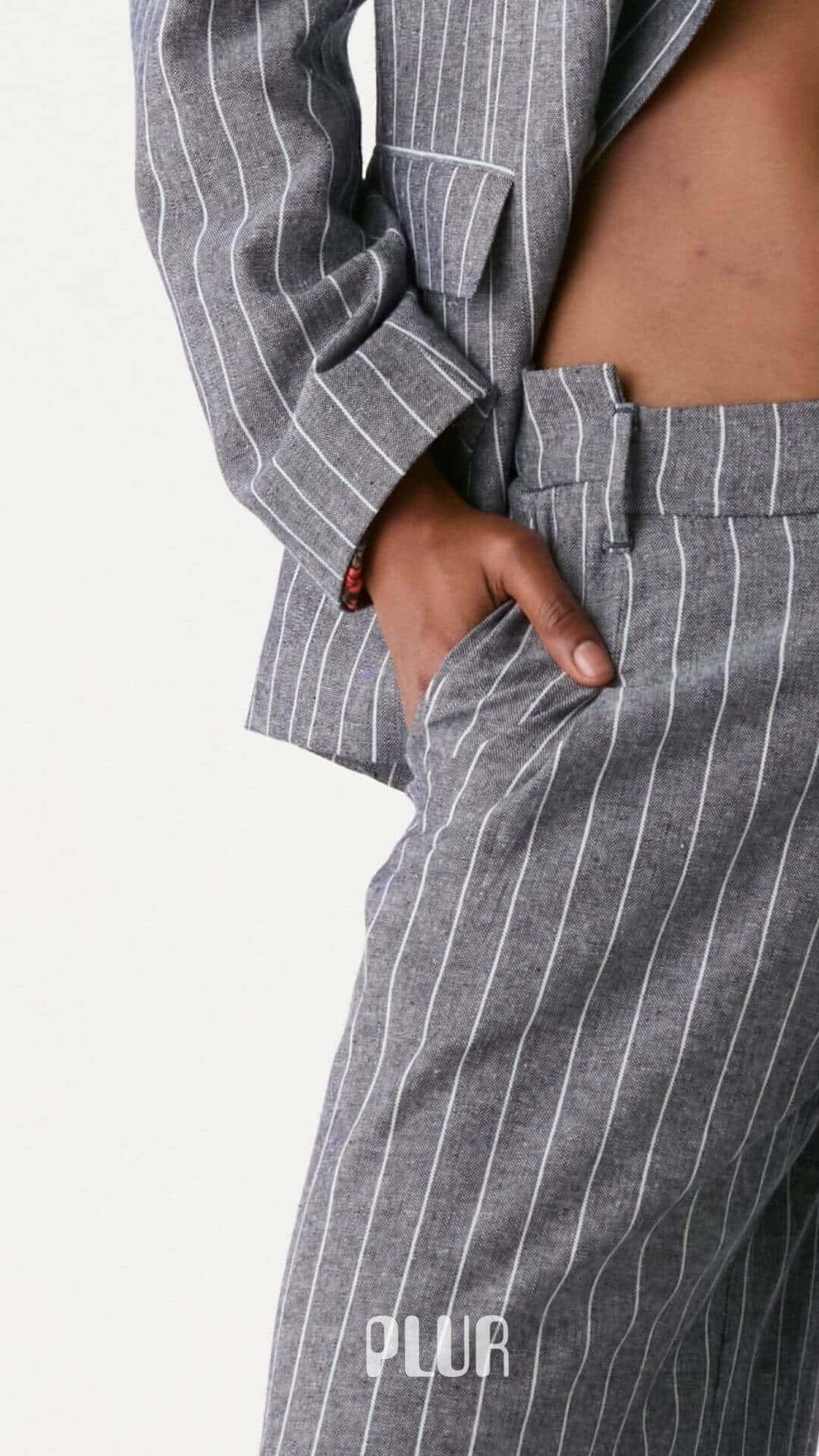Pantalón Descaderado,  Raya Diplomática