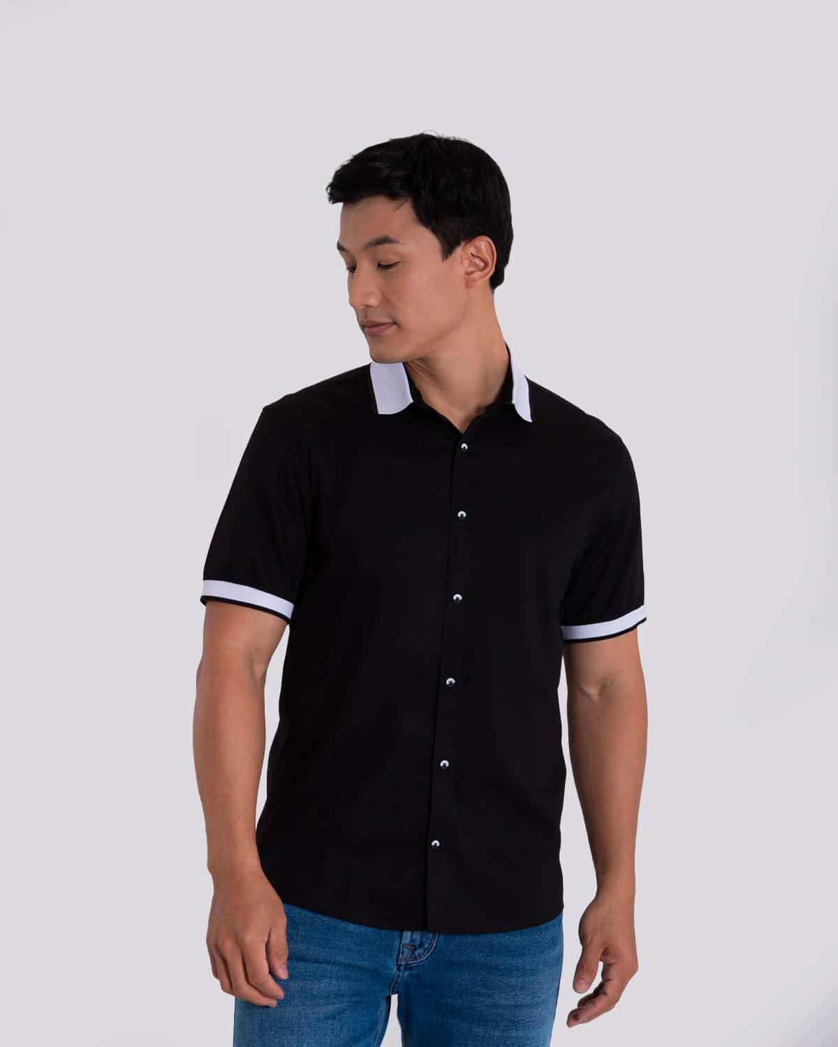 Camisa negra manga corta para hombre