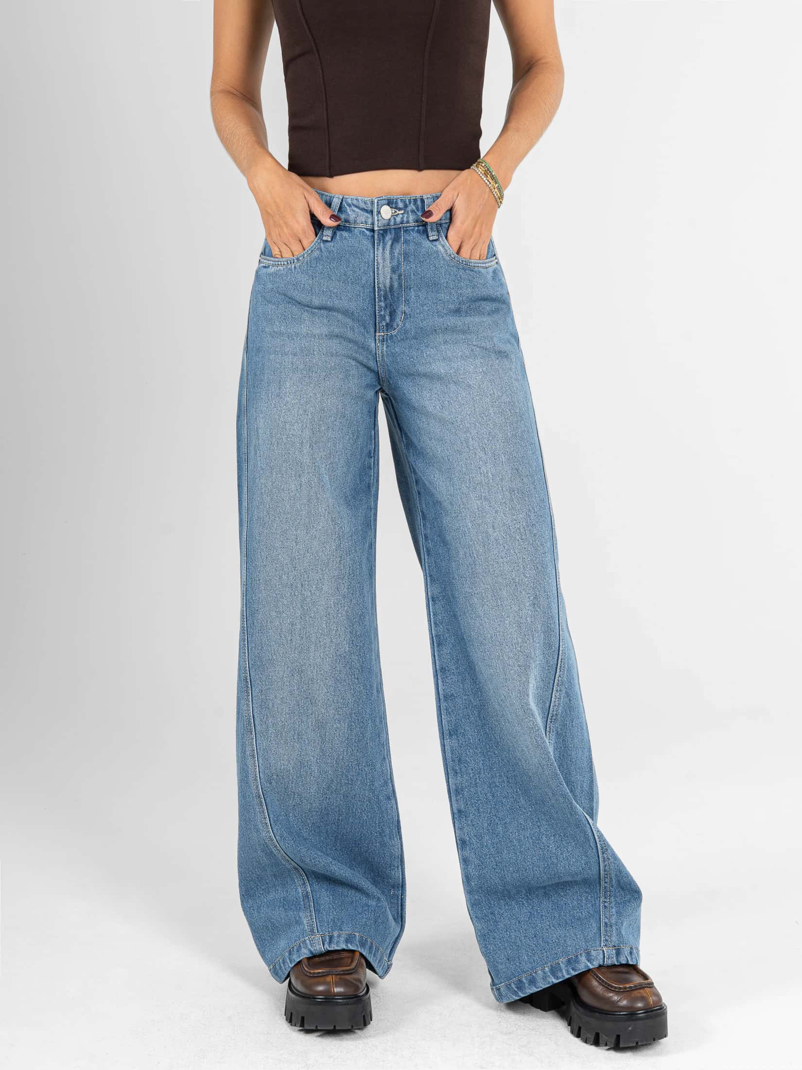 Ref: 066509 Jean mom flare, rígido, tiro medio, pretina resortada, tono azul medio.