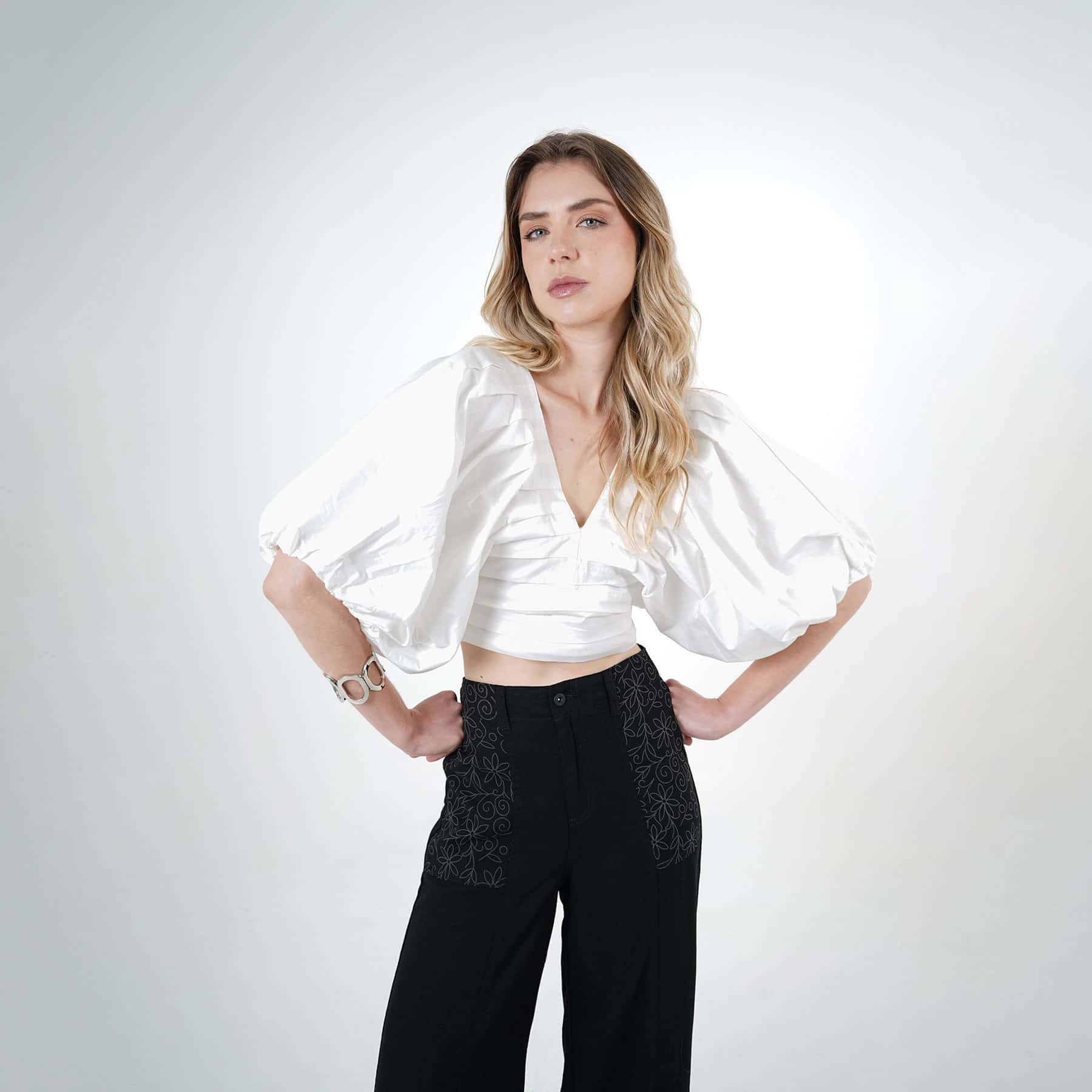 Blusa crop escote en v manga globo alforzada abierta en espalda