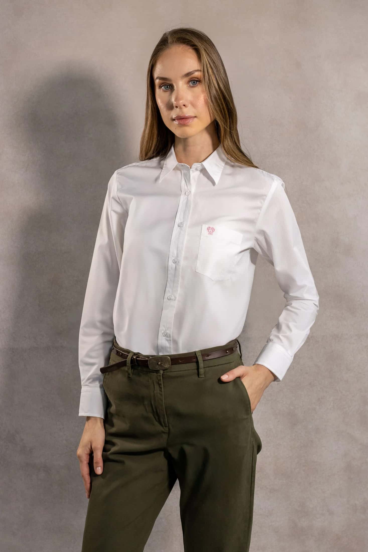 Camisa Antimanchas de Mujer Blanco Con Bolsillo Logo Rosa