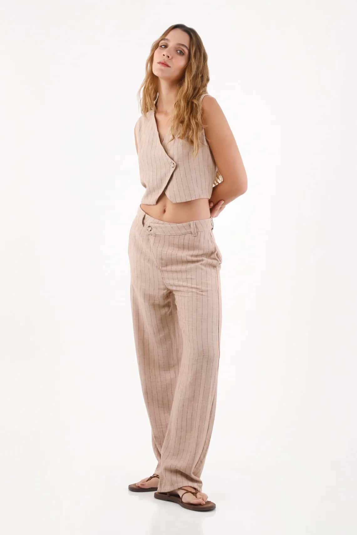 Chaleco para mujer de mezcla de lino beige corto con cruce diagonal