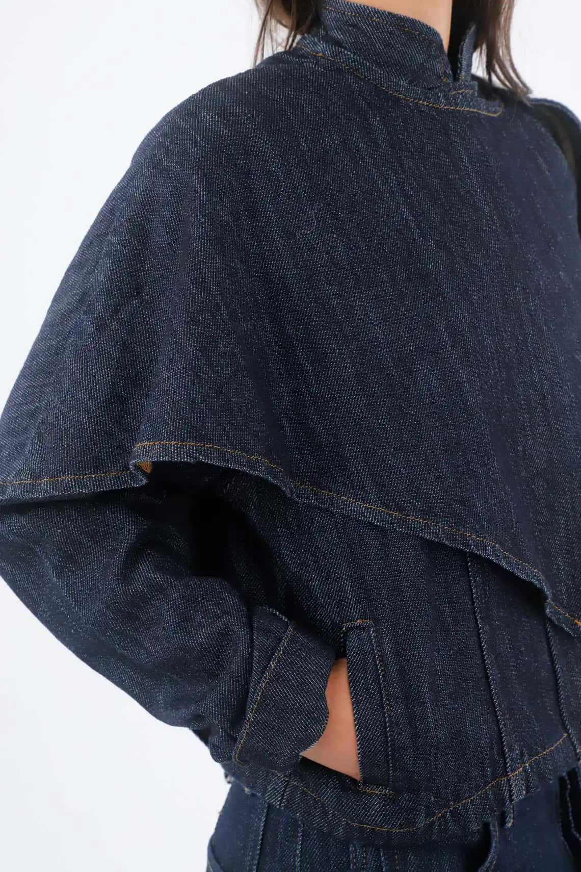 Chaqueta para mujer de algodón índigo corta con capa