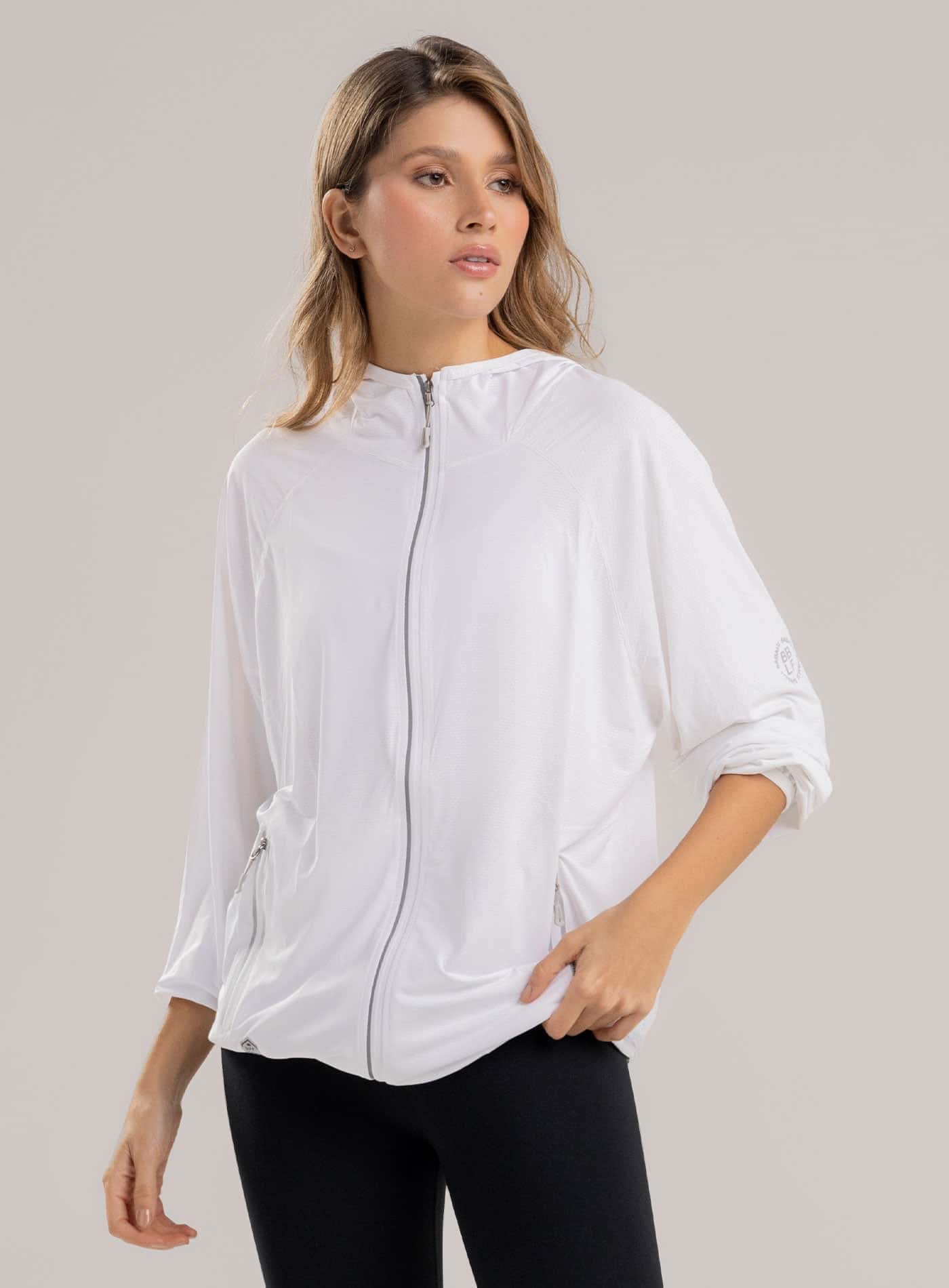 CHAQUETA DEPORTIVA CON CHOMPA Y BOLSILLOS TERMO SELLADOS