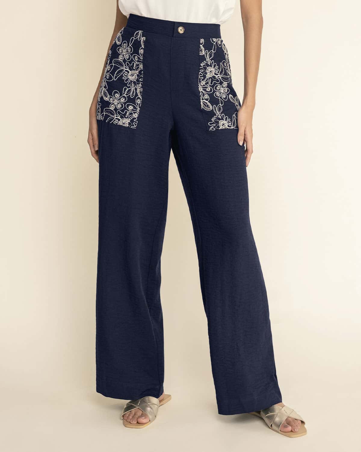 Pantalón bota amplia con bolsillos en tela bordada