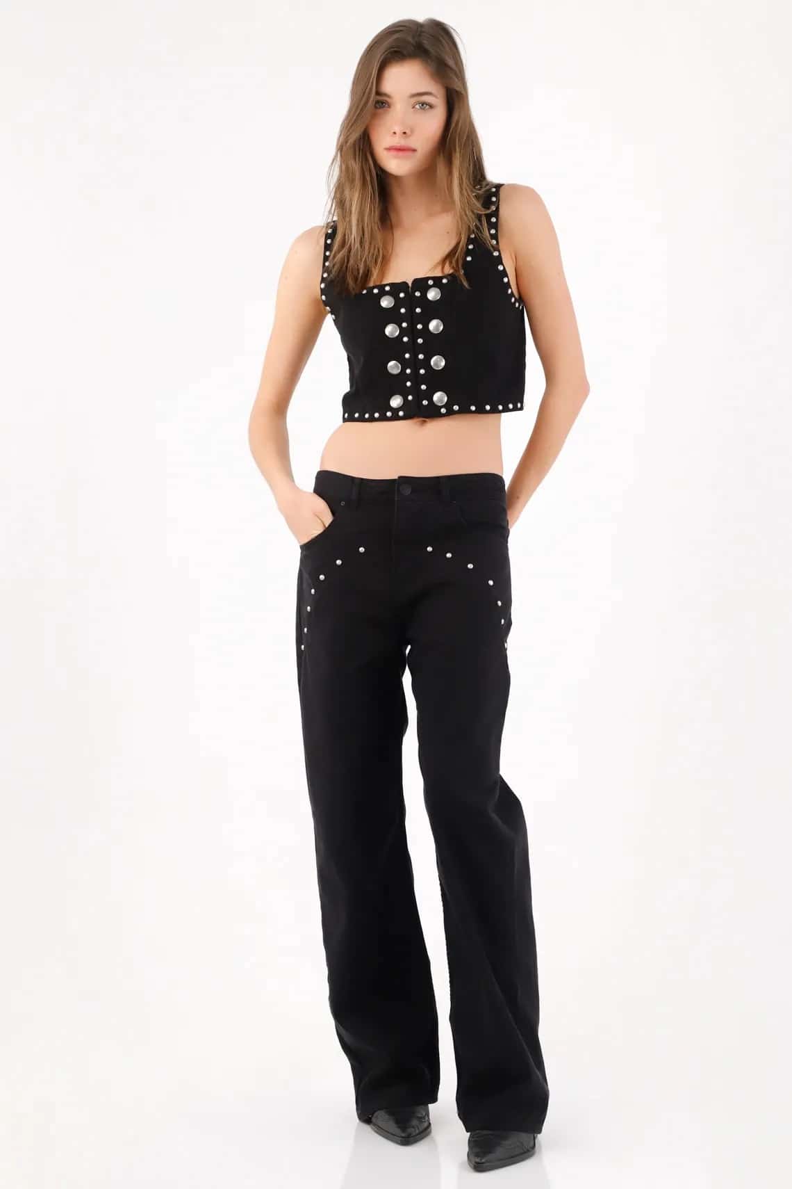 Jean wide leg con tachuelas en bolsillos en denim de algodón negro para mujer