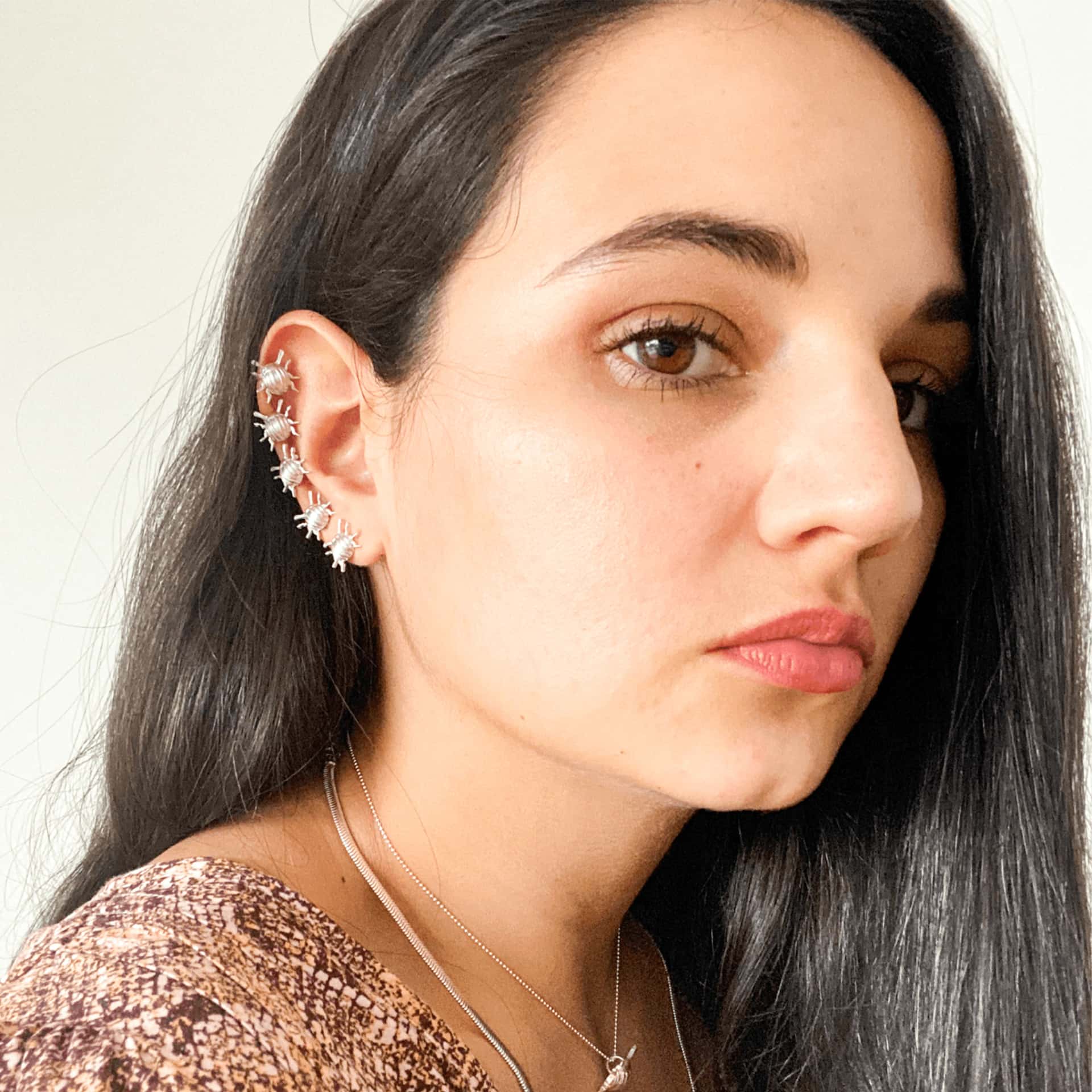 Tiny Beetle Ear Cuff - miniatura 2