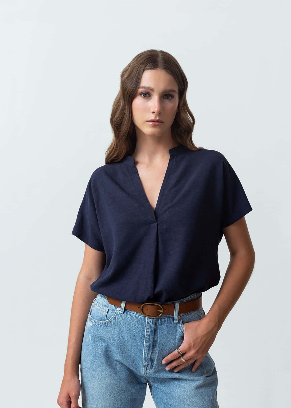 Camisa con escote en V