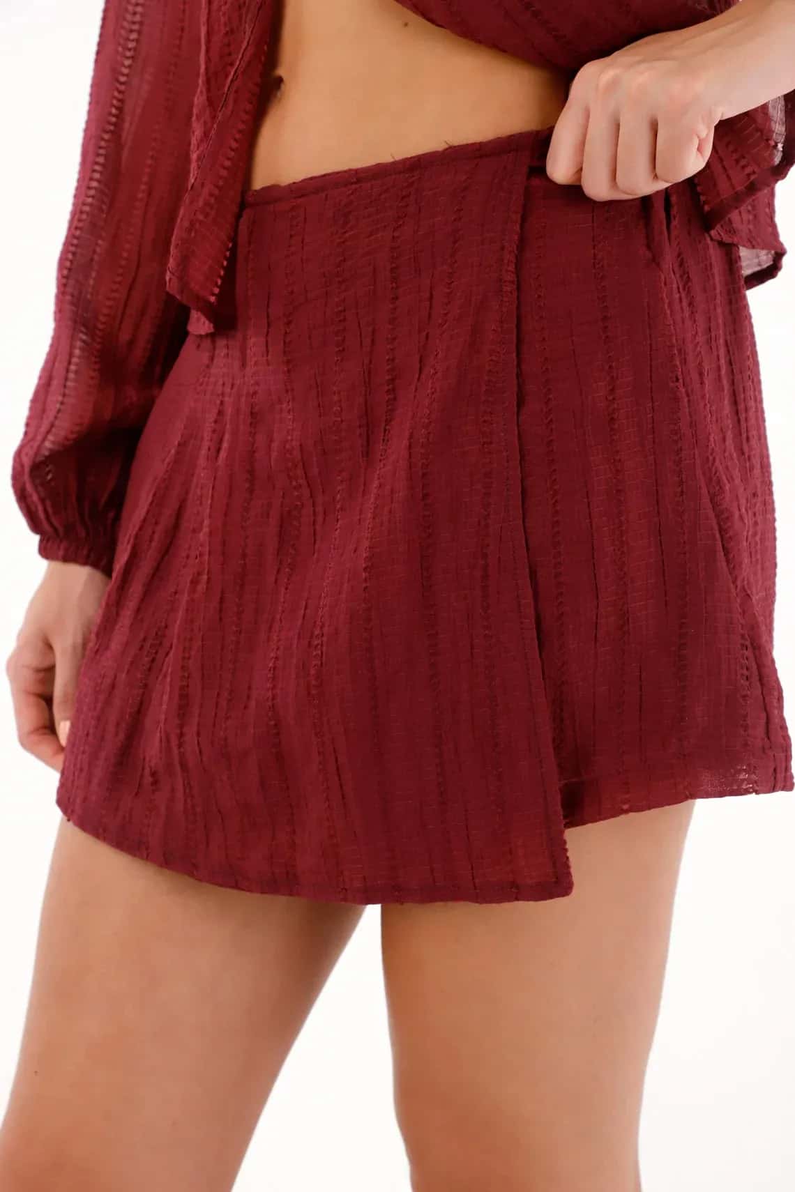 Falda short con prenses y textura roja para mujer