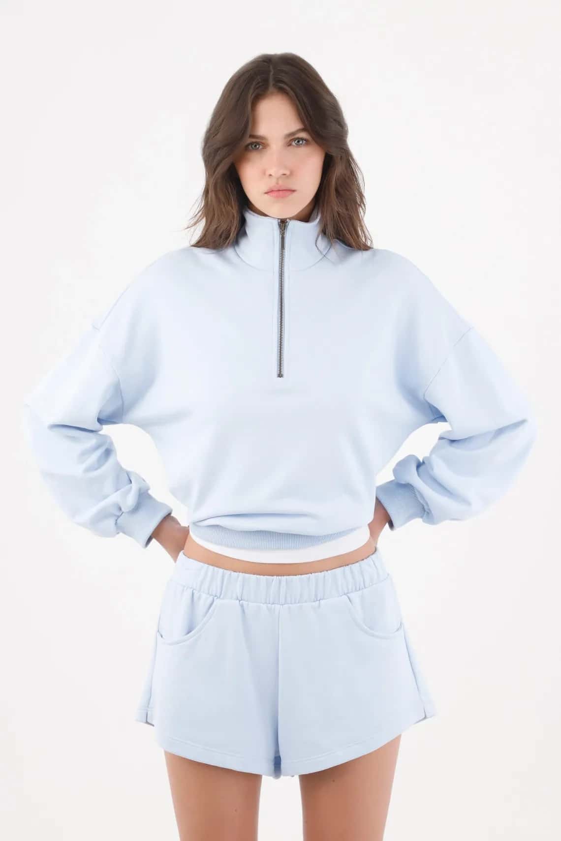 Buzo para mujer en algodón azul cielo fit relajado con media cremallera