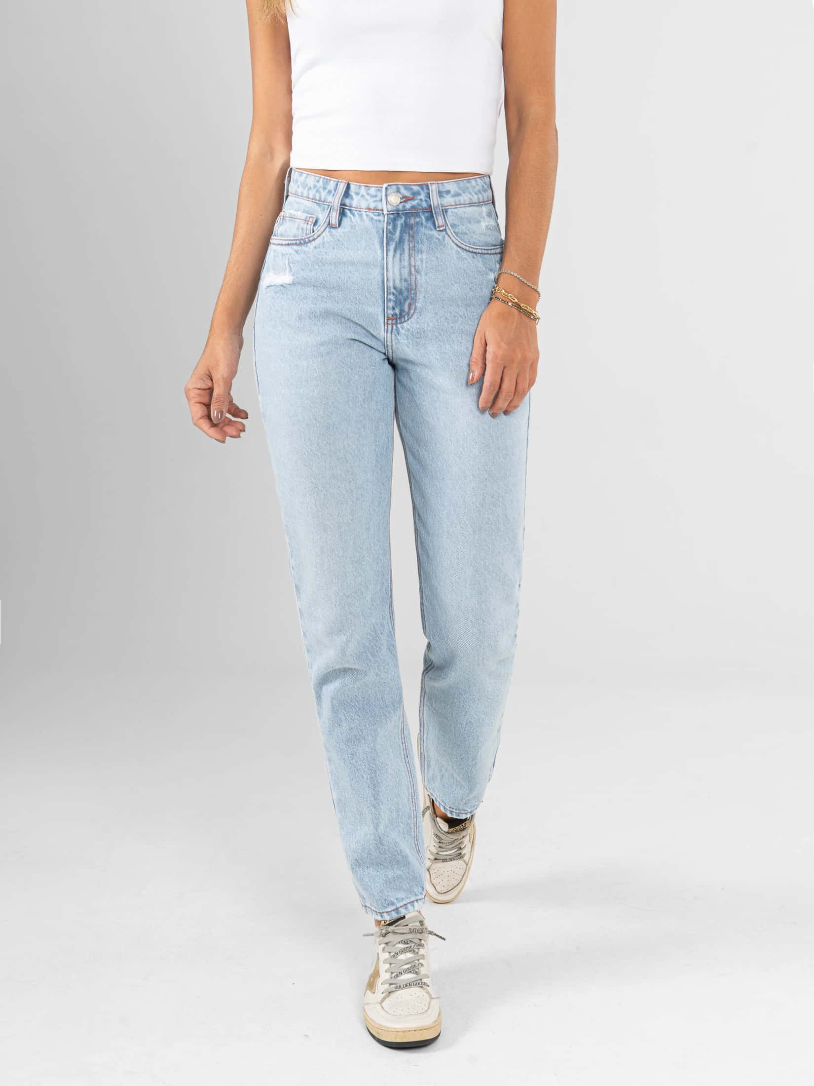 Ref: 066603 Jean Mom fit, rígido, tiro alto, tono azul claro.
