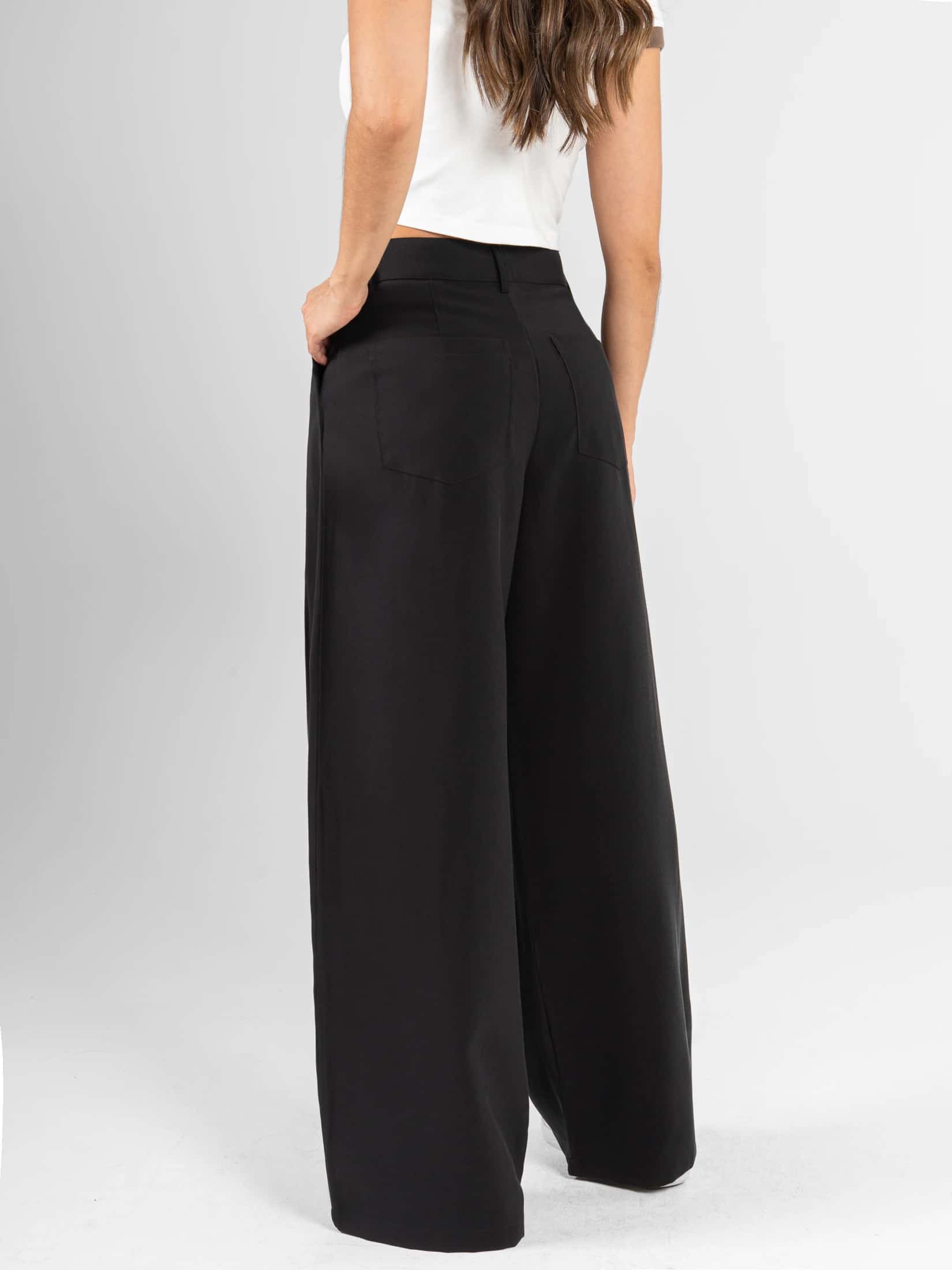 Ref: 0620579 Pantalón mom flare, tejido plano liviano, detalle en pretina, tiro alto, tono negro - miniatura 2