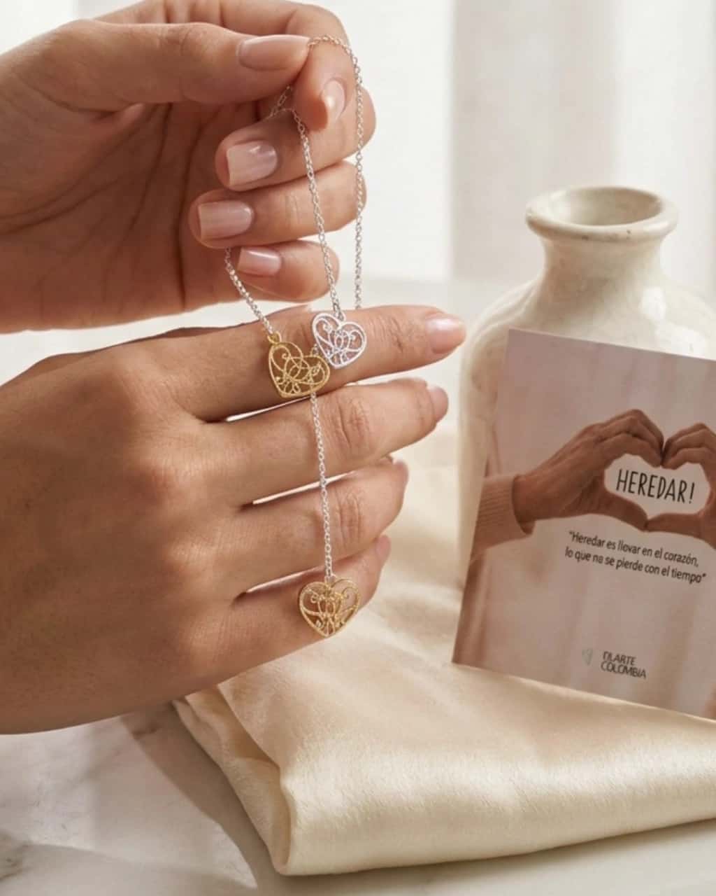 Cadena Tipo corbata en plata corazones plateados y con baño en oro 24K.Colección Heredar