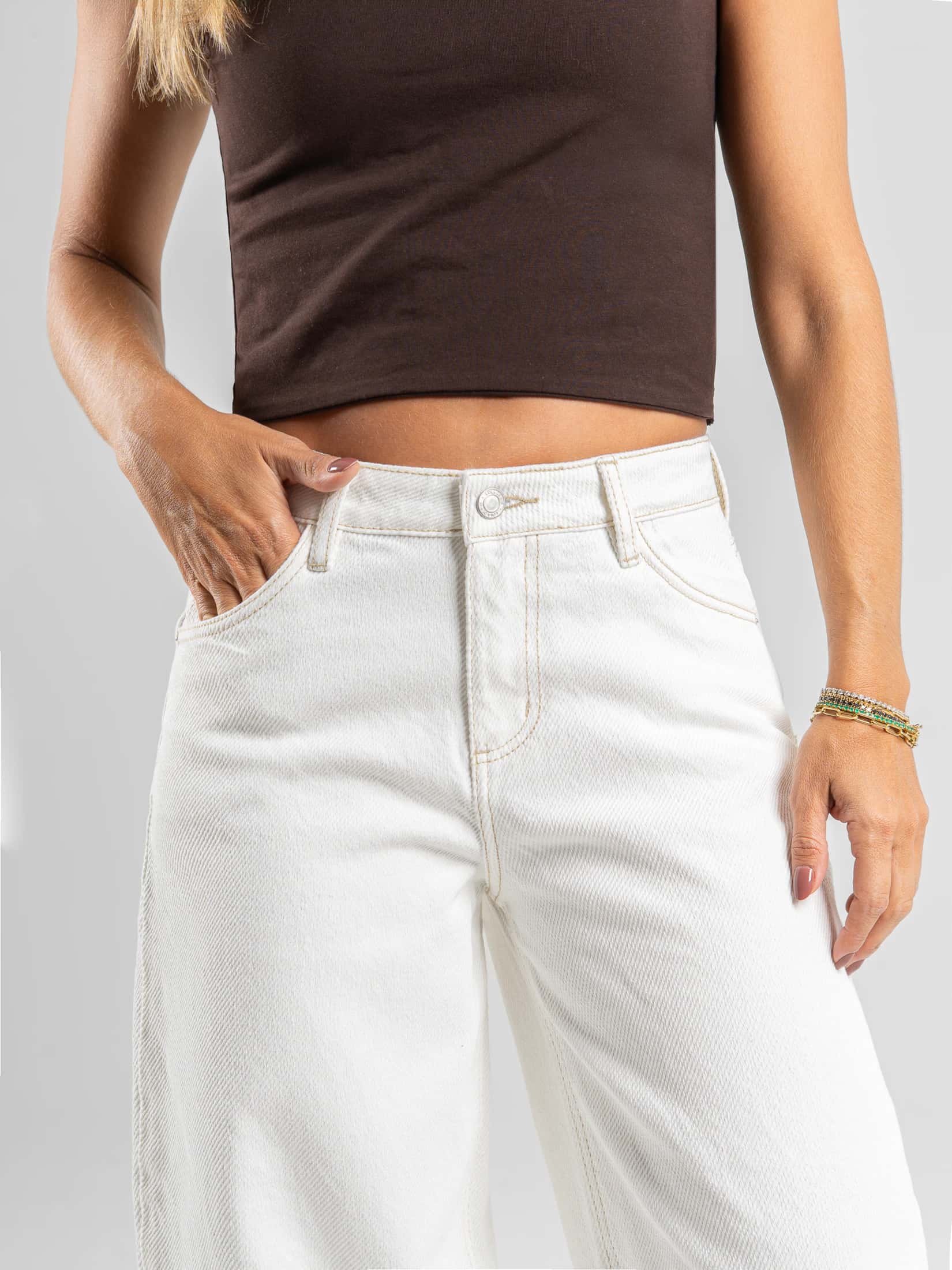 Ref: 0620545 Pantalón baggy, rígido, tiro alto, detalle en pretina y bota, tono ivory - miniatura 4