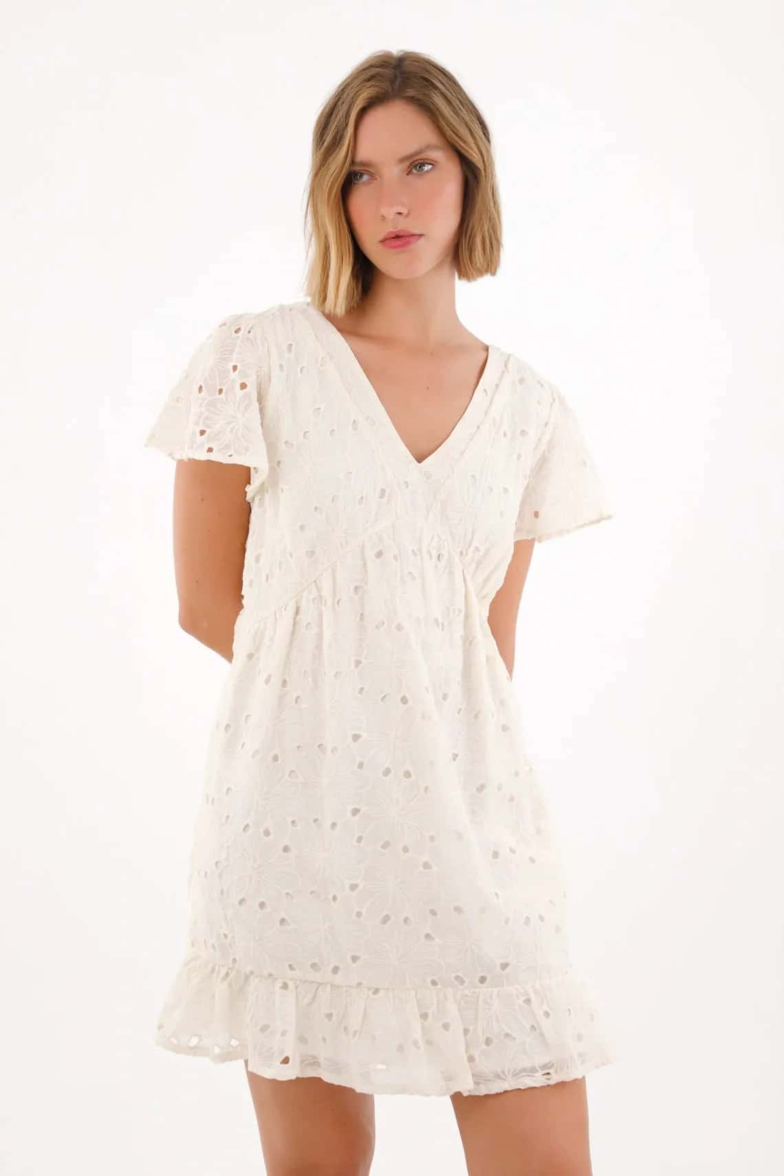 Vestido corto en ojalillo crudo con acabado ligero para mujer