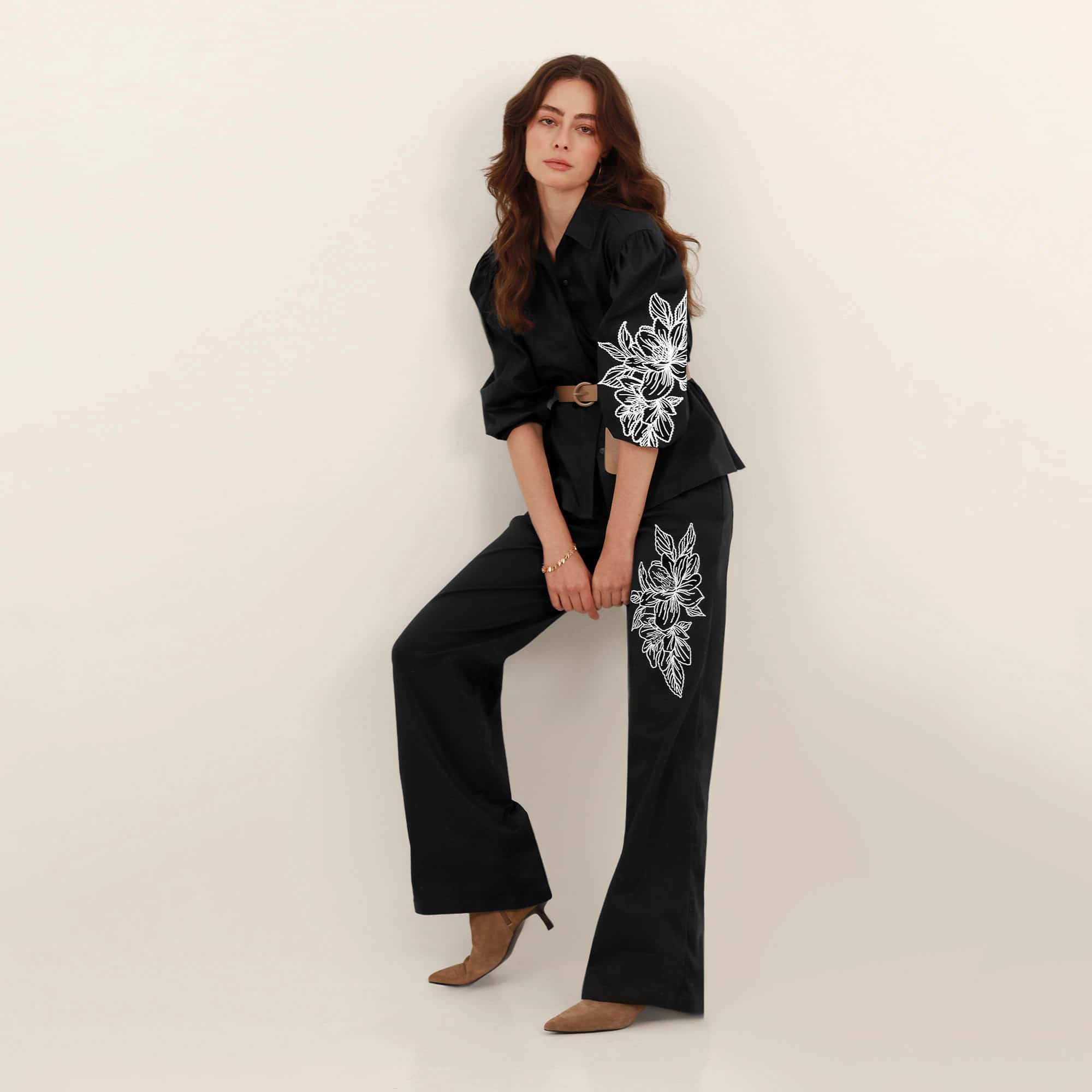 Pantalón palazzo bota flare con bordado flor