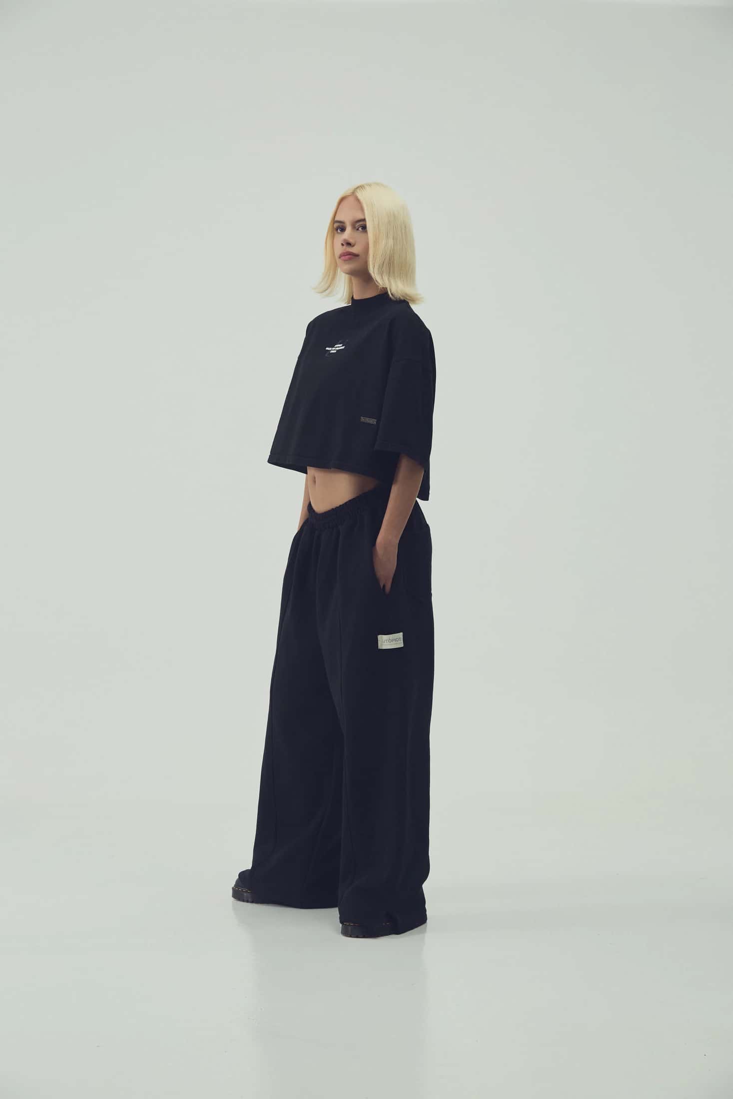 CAMISETA  CROPPED - NEGRO - miniatura 4