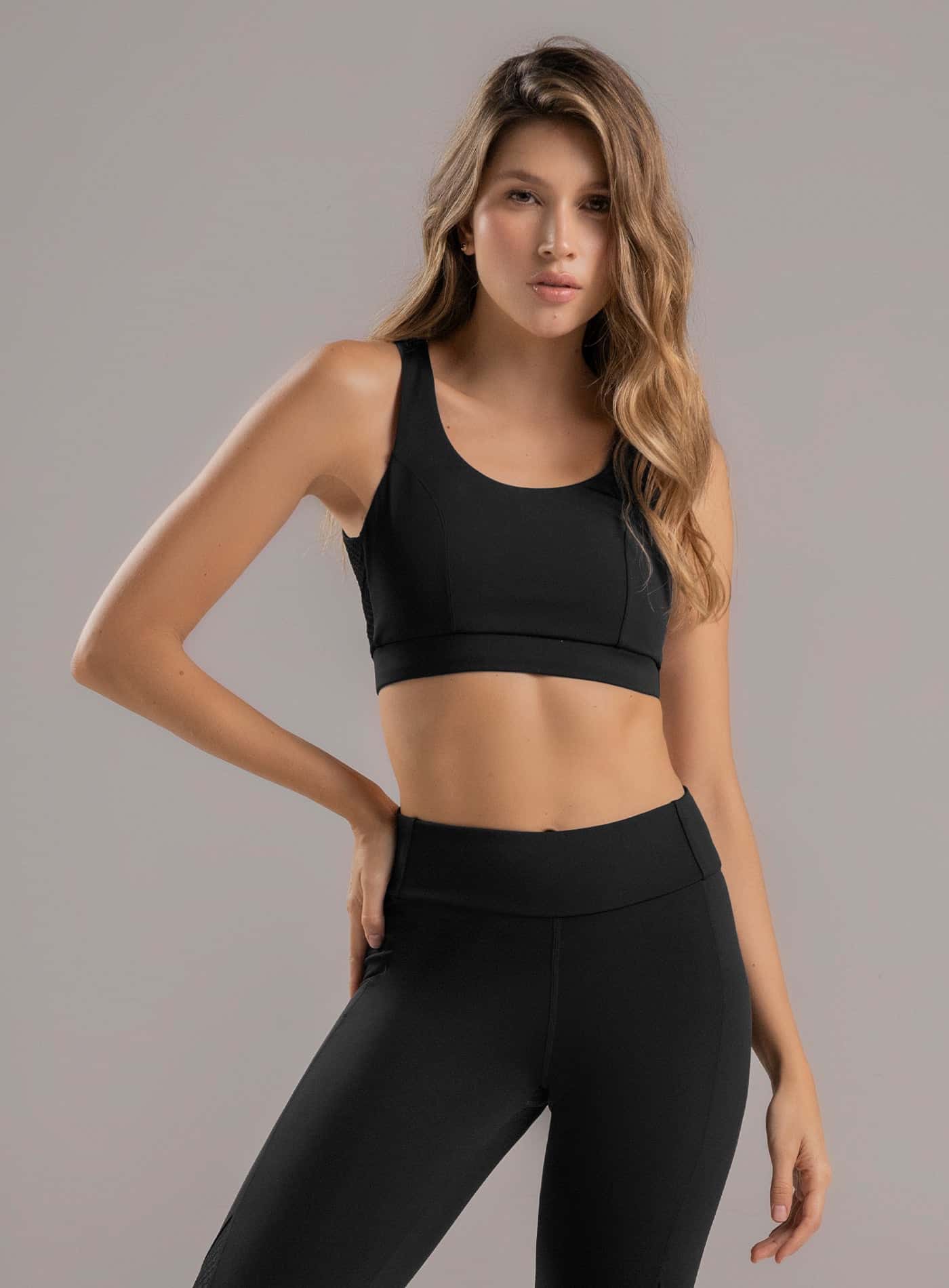 TOP DEPORTIVO TELA KIARA CON CORTE DECORATIVO - PRECIO ESPECIAL