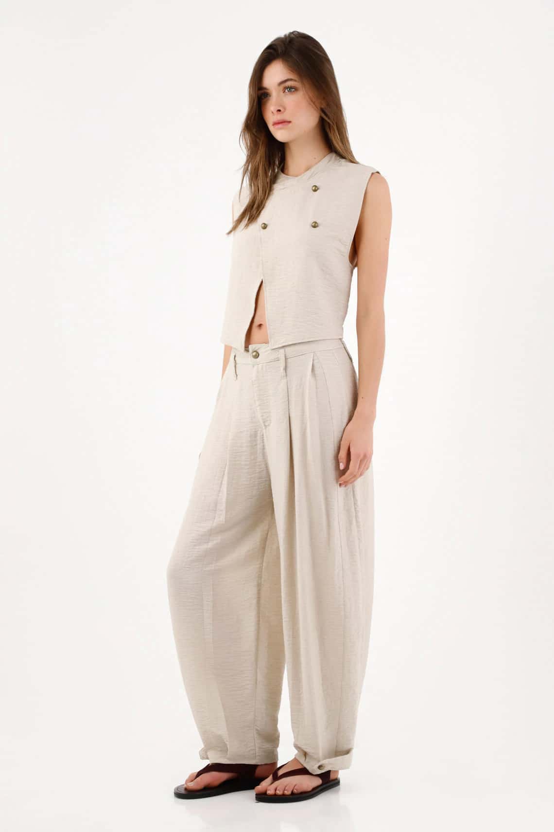 Pantalón wide leg con pinzas frontales en beige para mujer