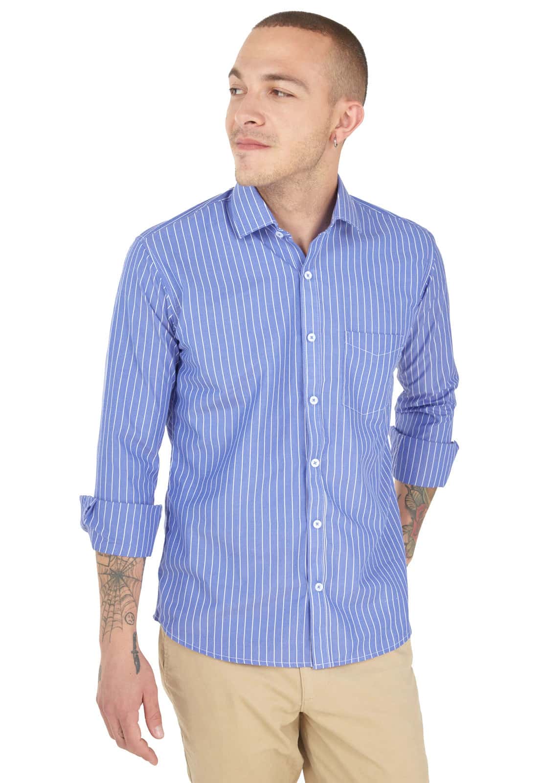 Camisa azul de rayas blancas finas