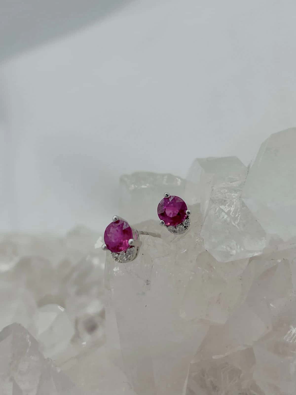 Aretes Rubí con Diamantes en Oro Blanco de 18K
