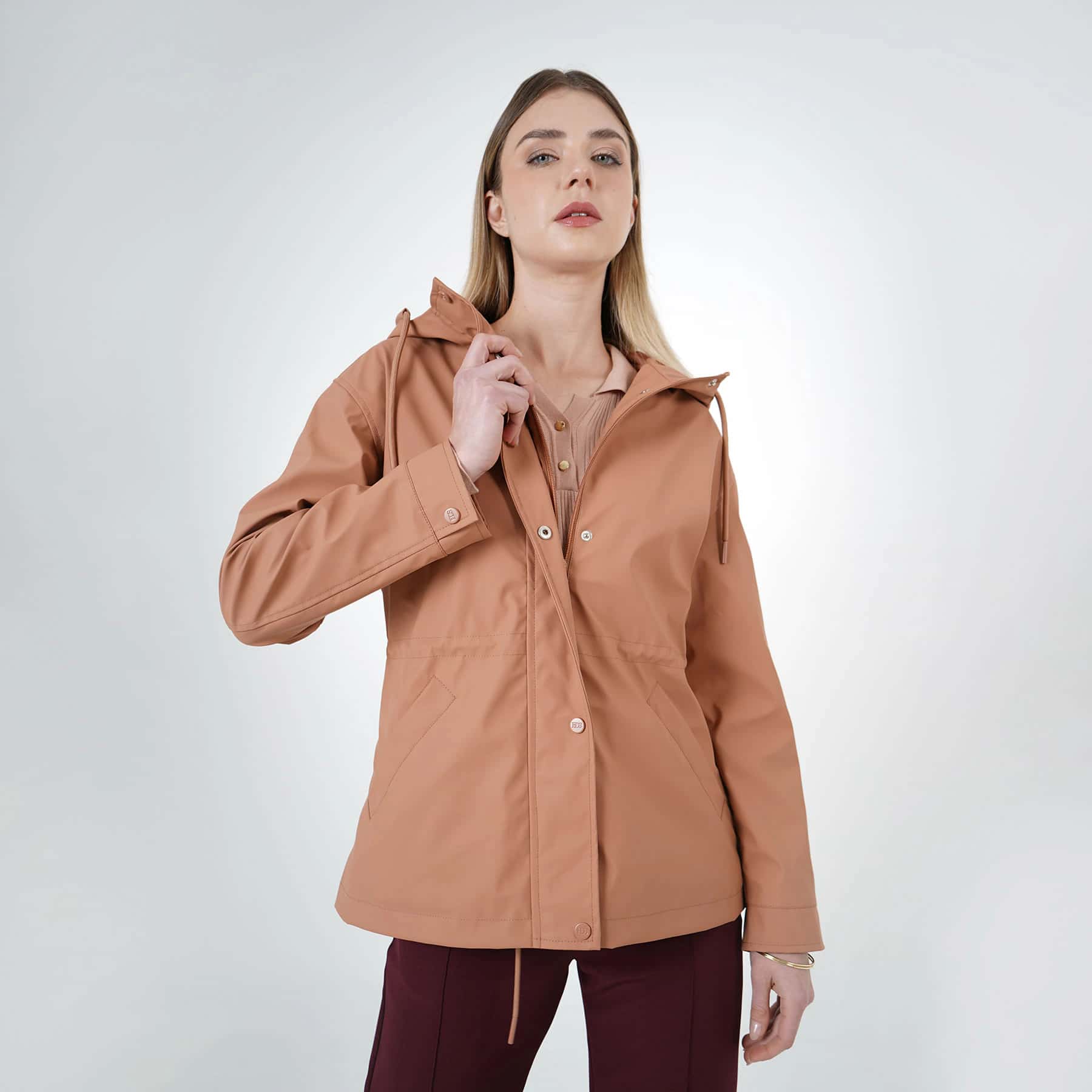 Chaqueta raincoat impermeable con capucha y ajuste en cintura