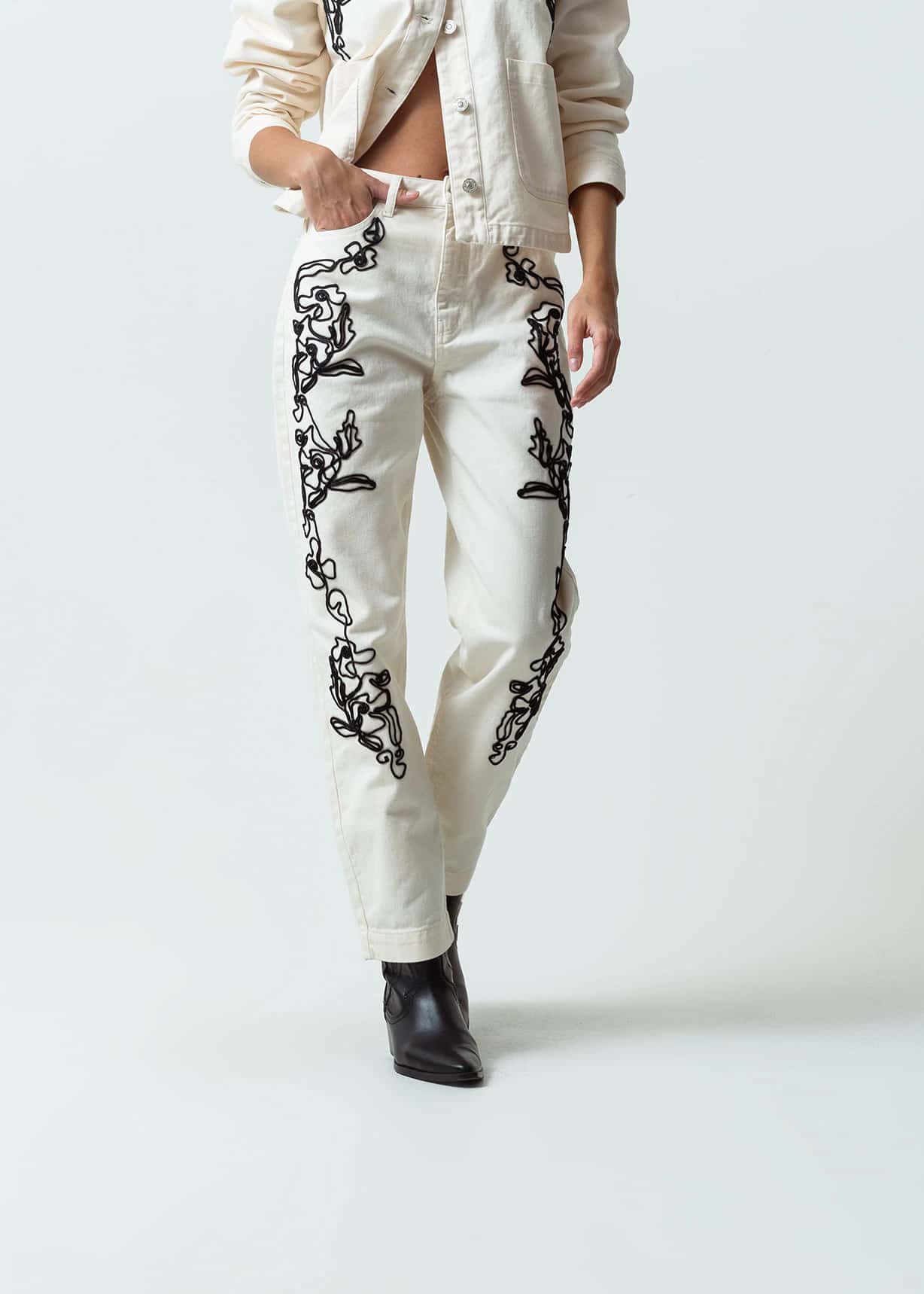 Pantalón Baggy con detalle bordado de cordón
