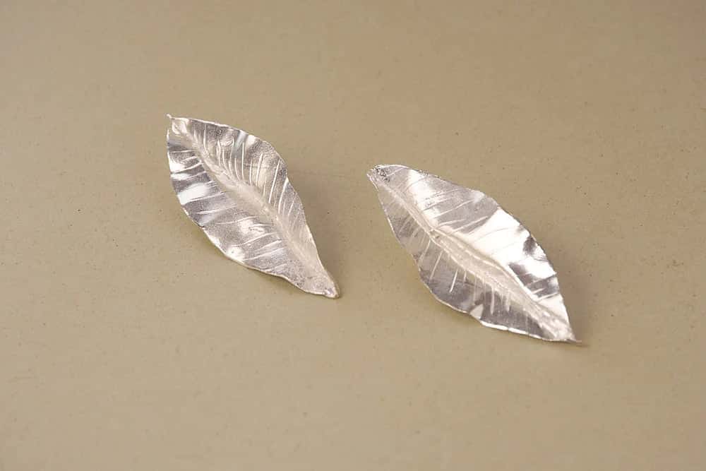 ARETES MAXI HOJAS HUITO PLATA - miniatura 2