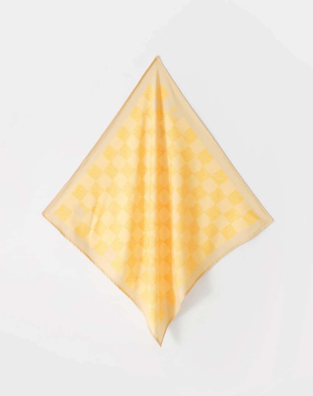 Pañuelo satinado amarillo estampado niña