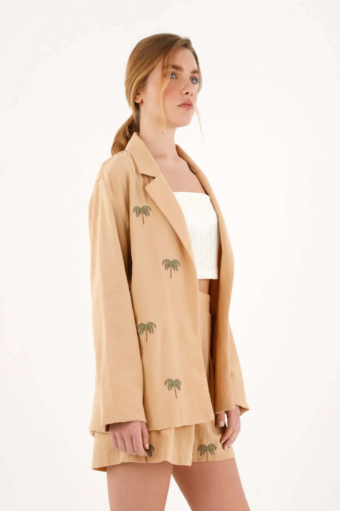 Blazer café con palmeras bordadas para mujer