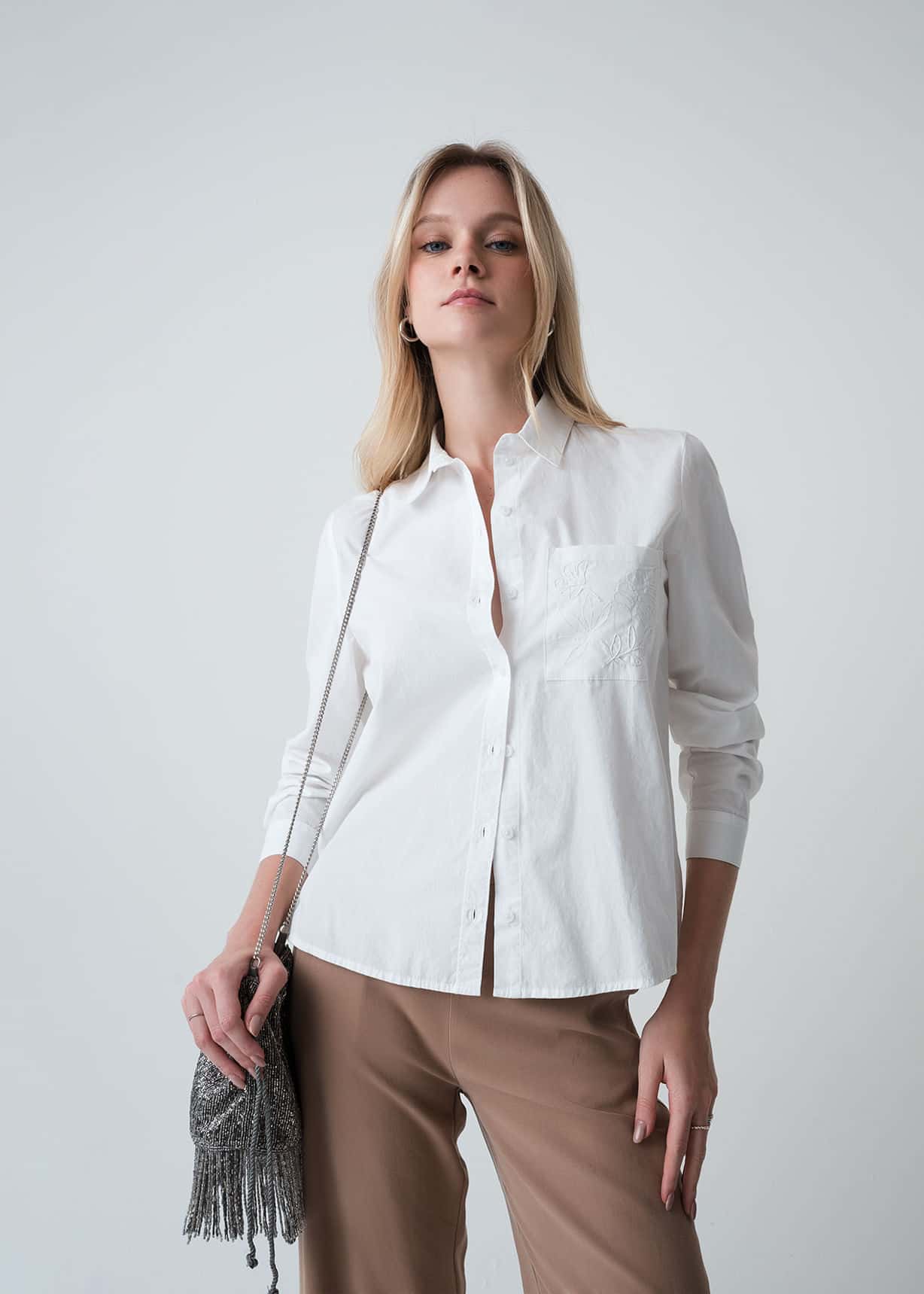 Camisa manga larga con detalles bordados