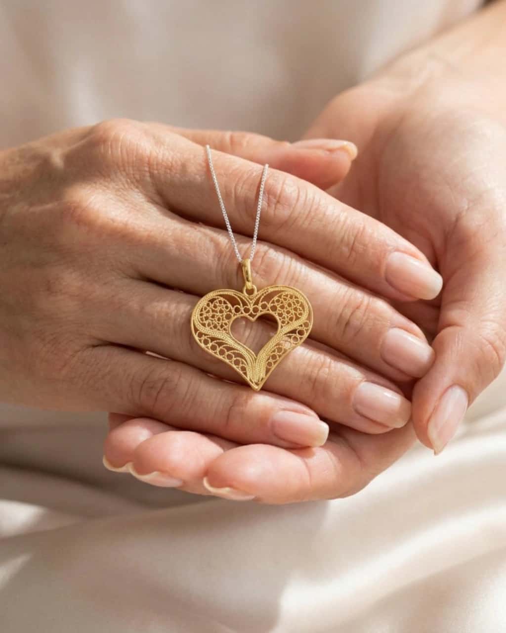 Cadena en Plata con dije Corazón Enchapado en oro 24K. Colección Heredar