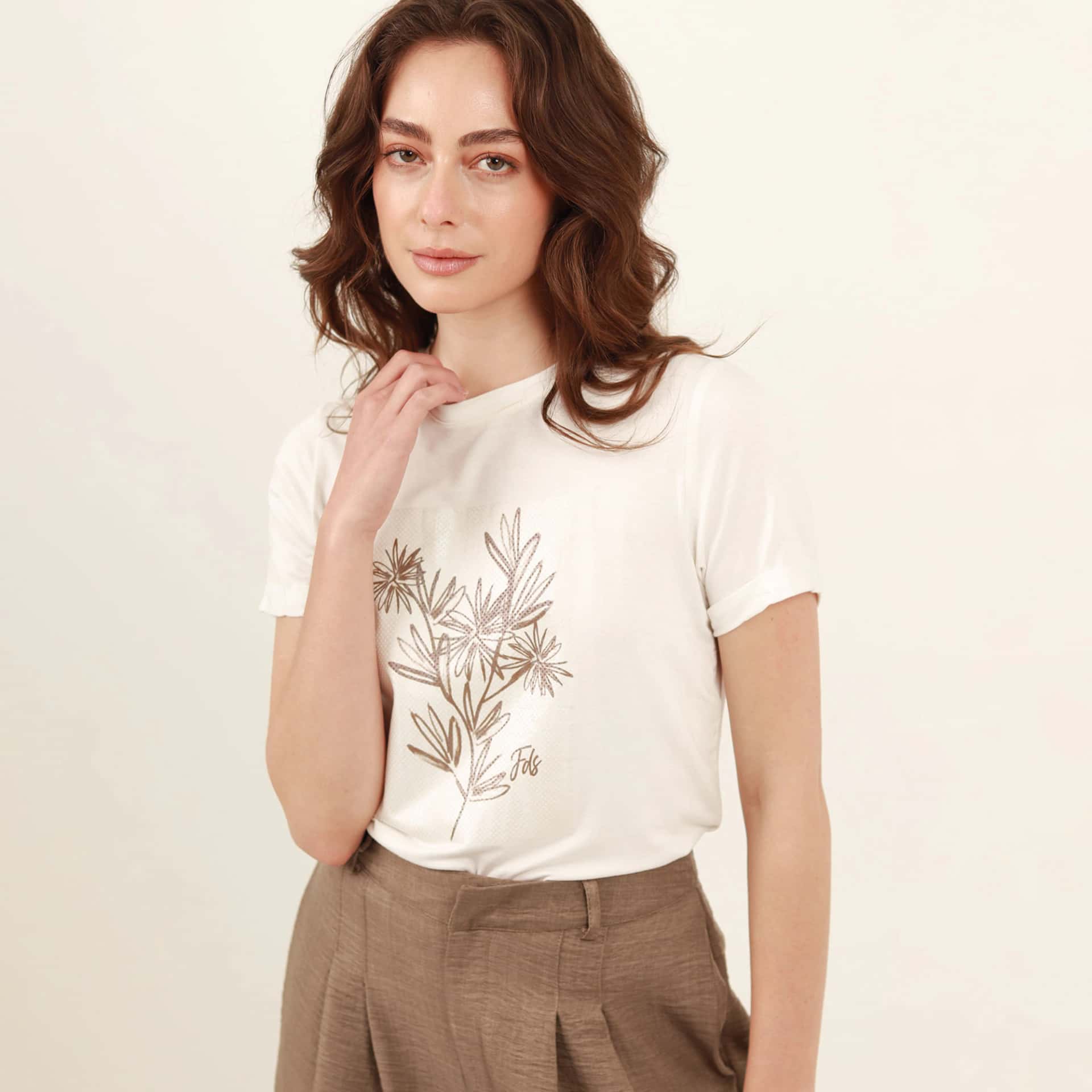 Camiseta cuello redondo manga corta con estampado flores