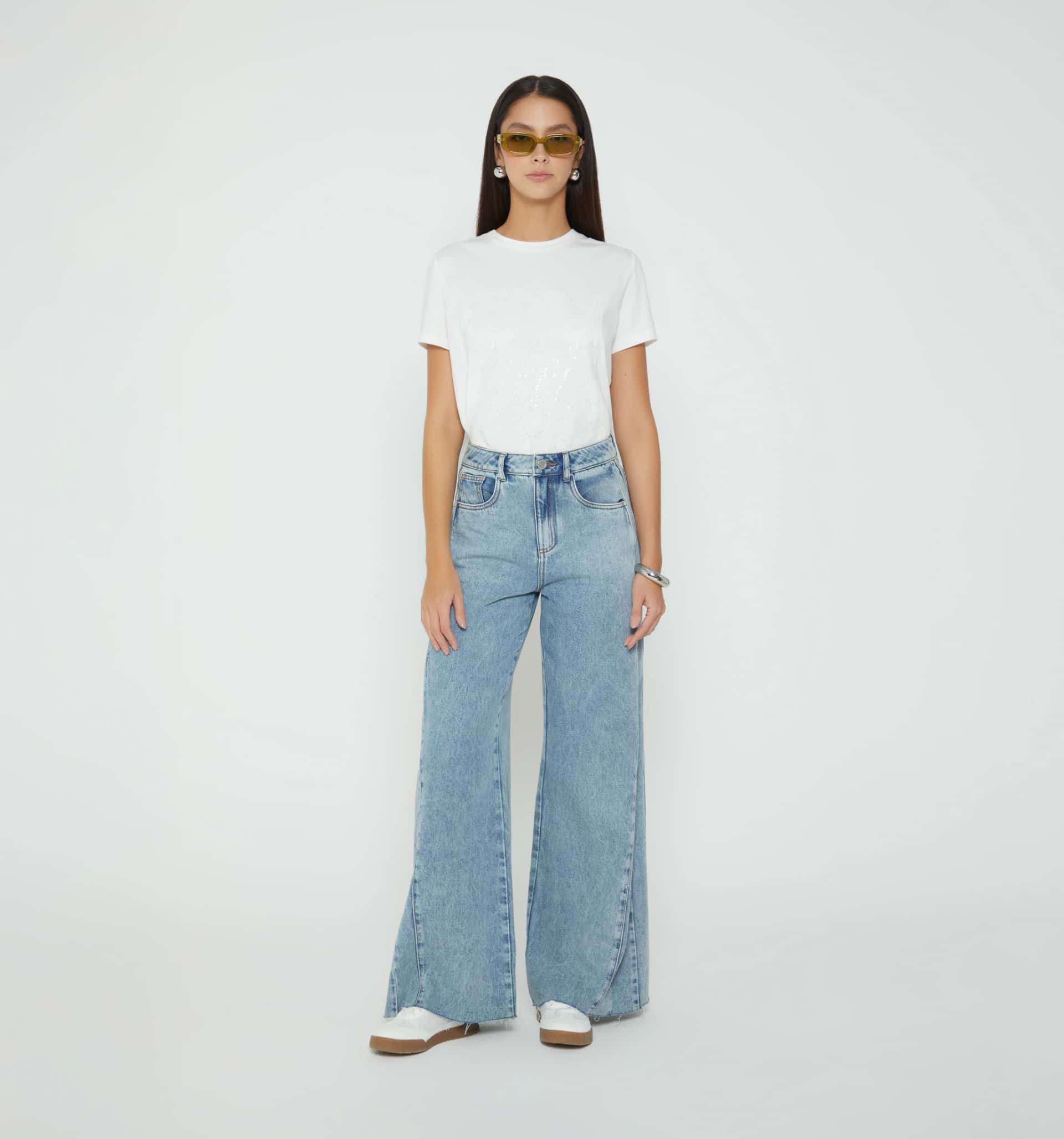 Jean loose alto cortes en costados