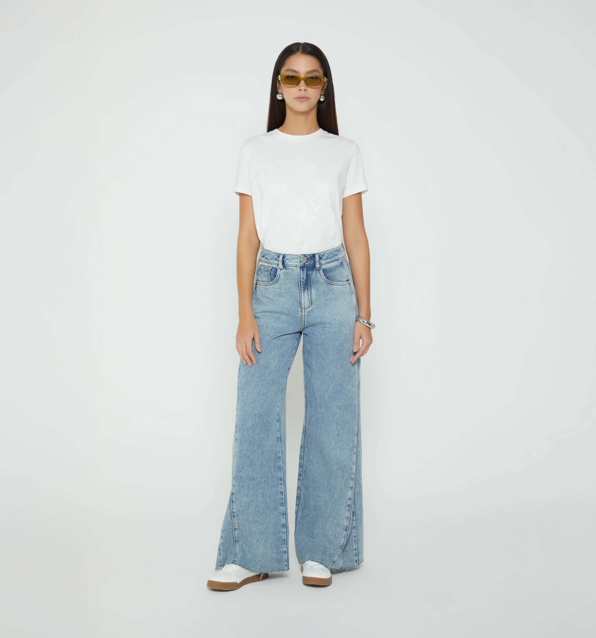 Jean loose alto cortes en costados