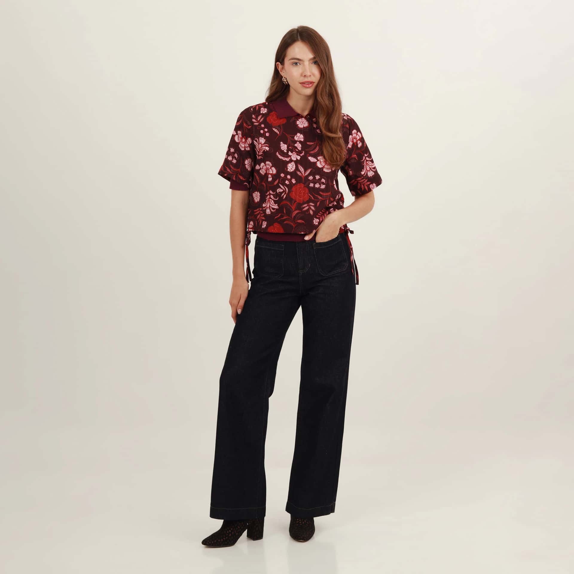 Blusa estampada escote ojal manga corta con lazos en costados - miniatura 2